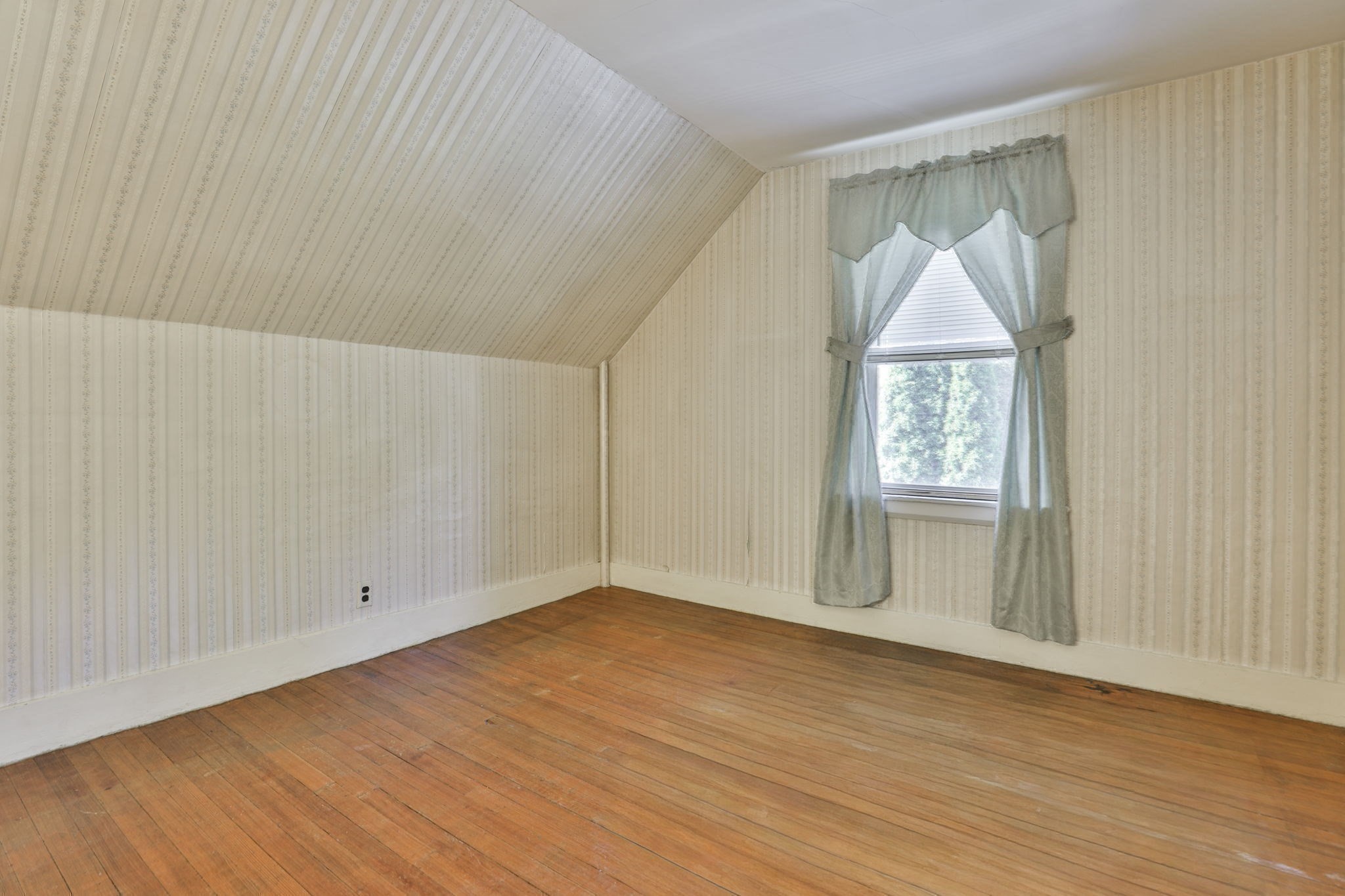 102 Kirtland St Property Photo 25