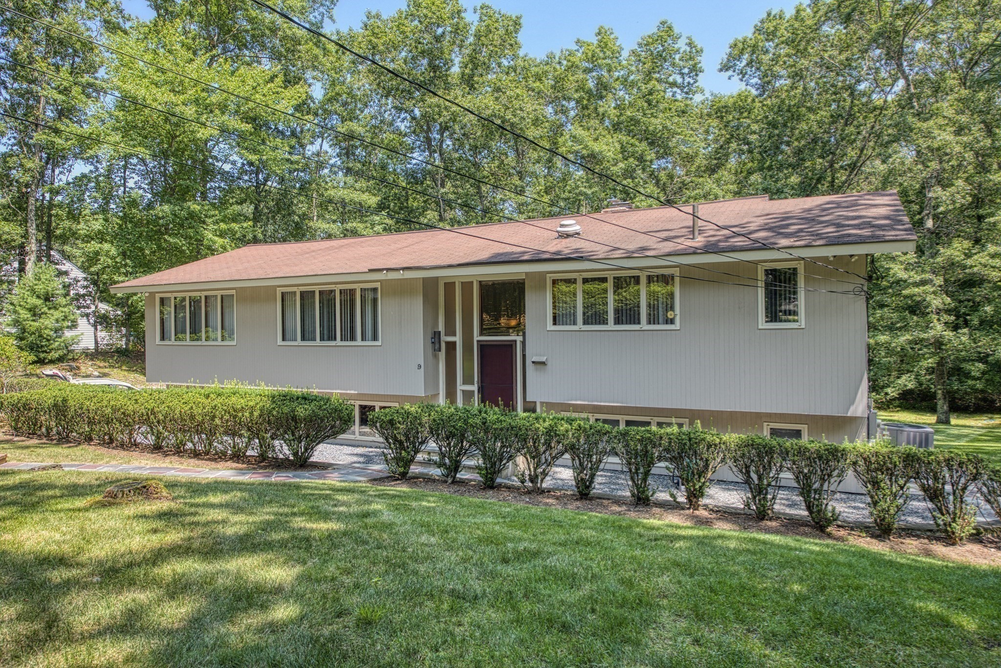 9 West Ridge Dr Property Photo 2
