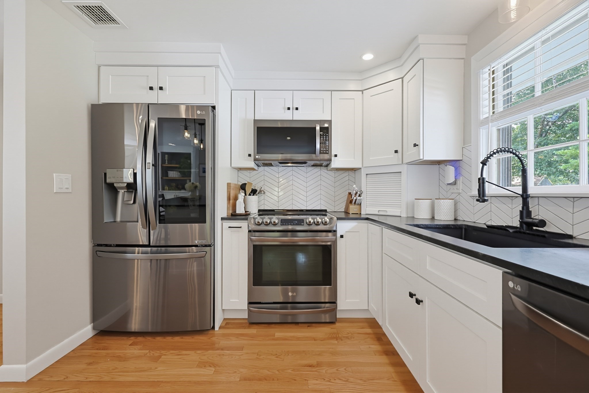 10 Howe Circle Property Photo 6