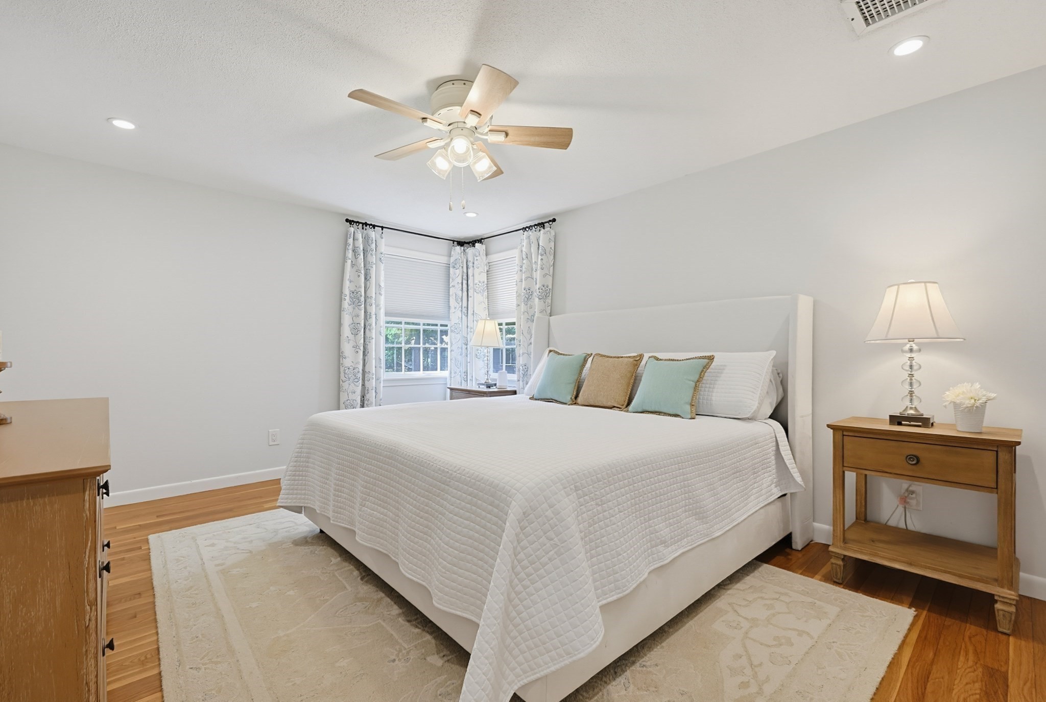 10 Howe Circle Property Photo 16