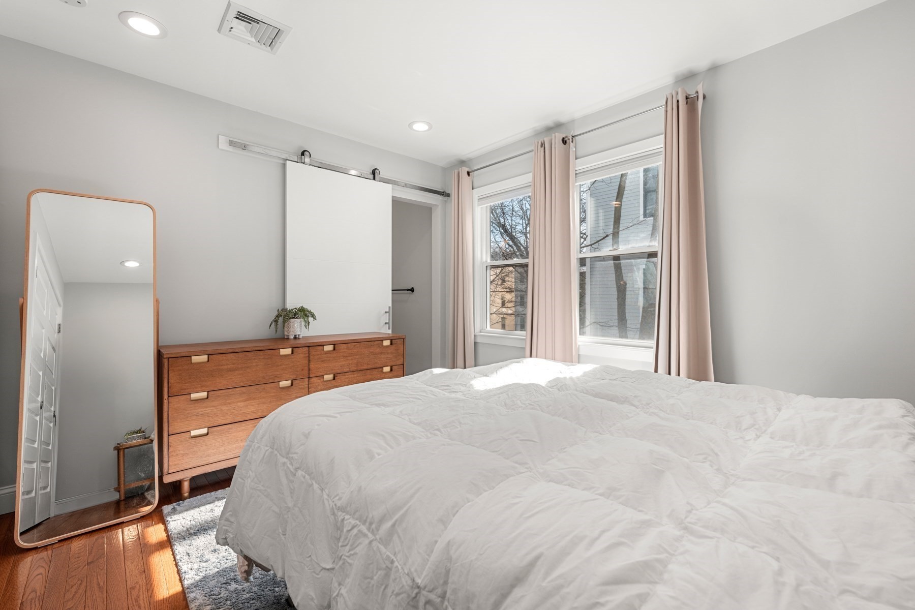 78 Rossmore Property Photo 6