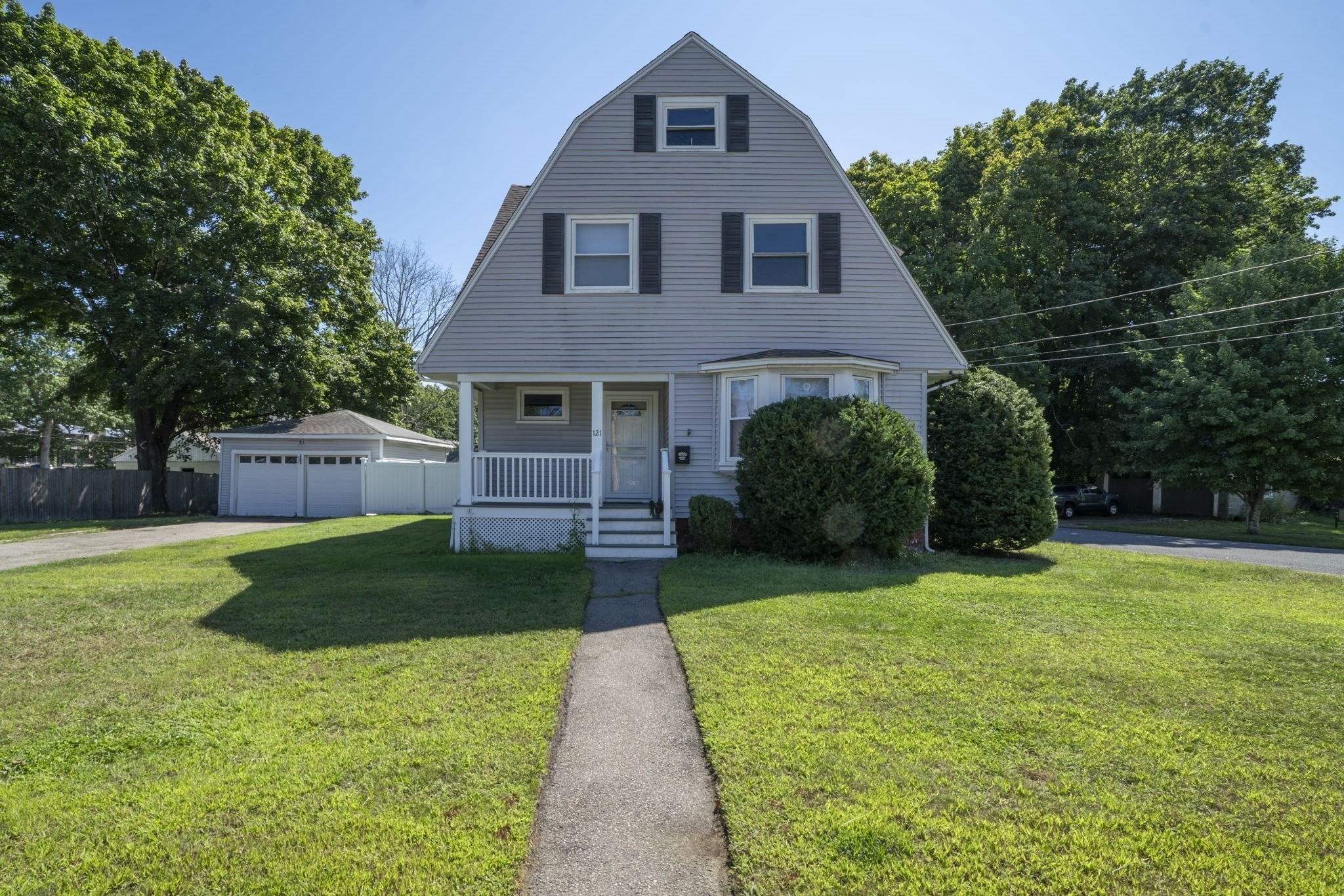 121 Oakland St Property Photo 4