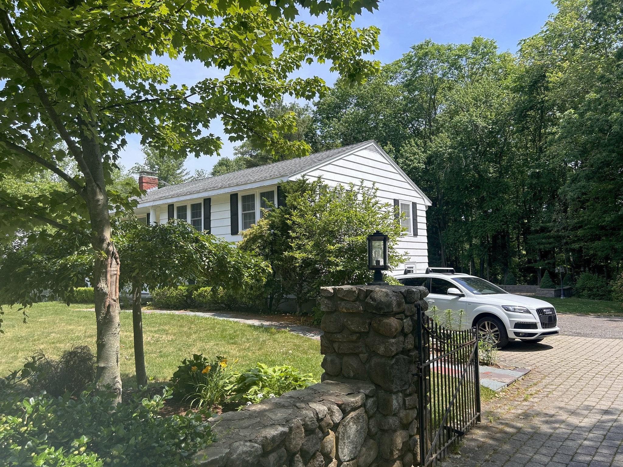 84 Lincoln St Property Photo 4