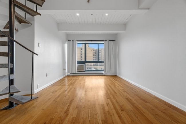 12 Stoneholm St # 616 Property Photo 2