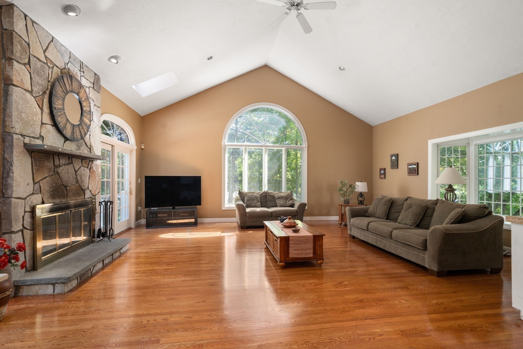2 Sanger Cir Property Photo 6