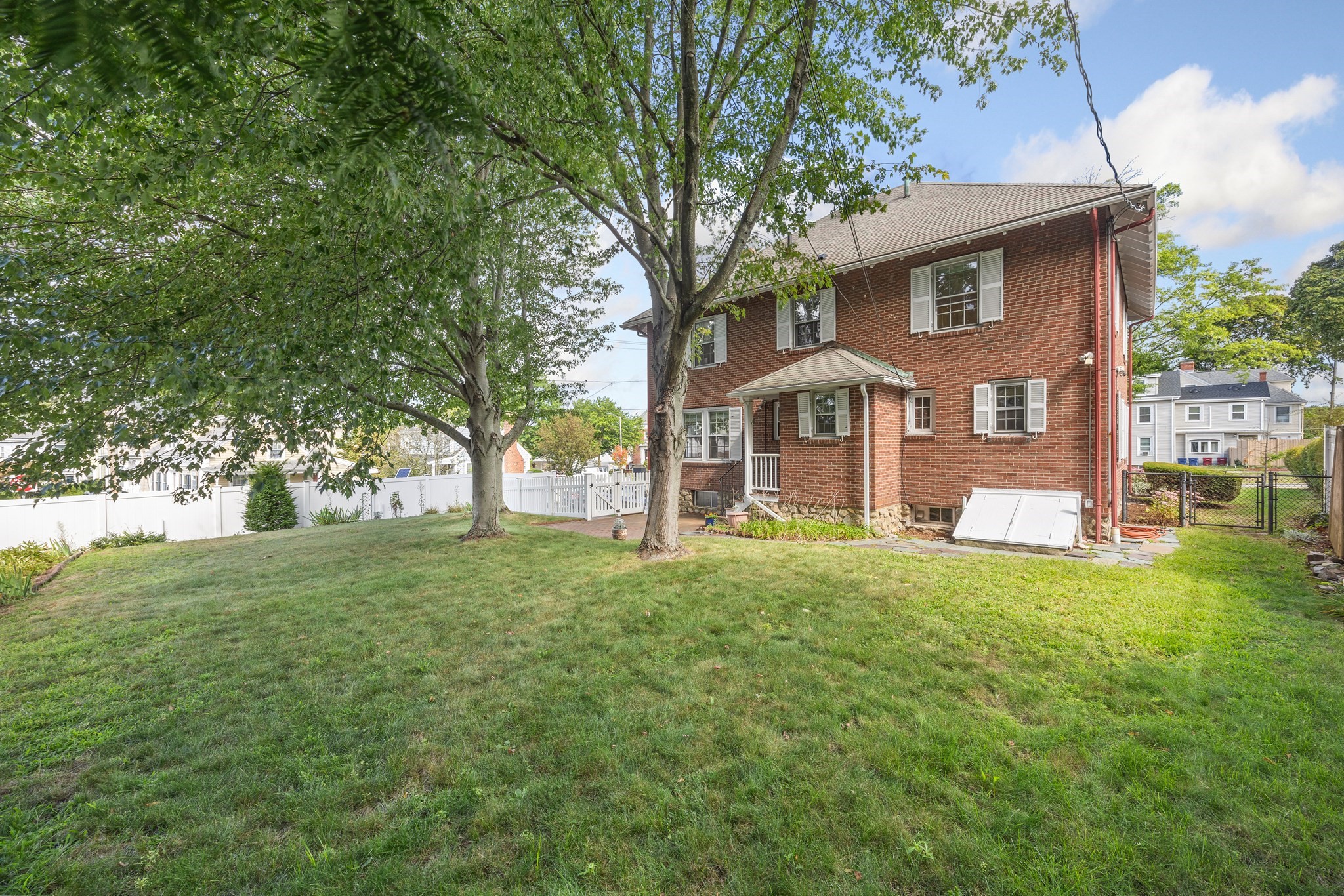 525 Lynn Fells Parkway Property Photo 3