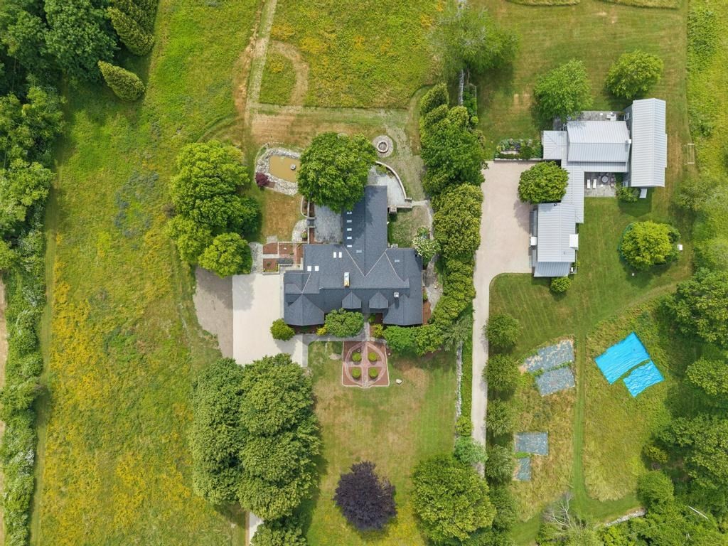 683 Neck Road Property Photo 4