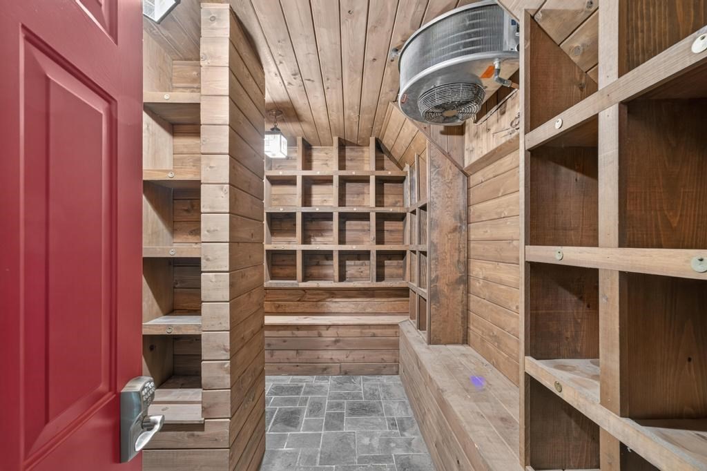 683 Neck Road Property Photo 35