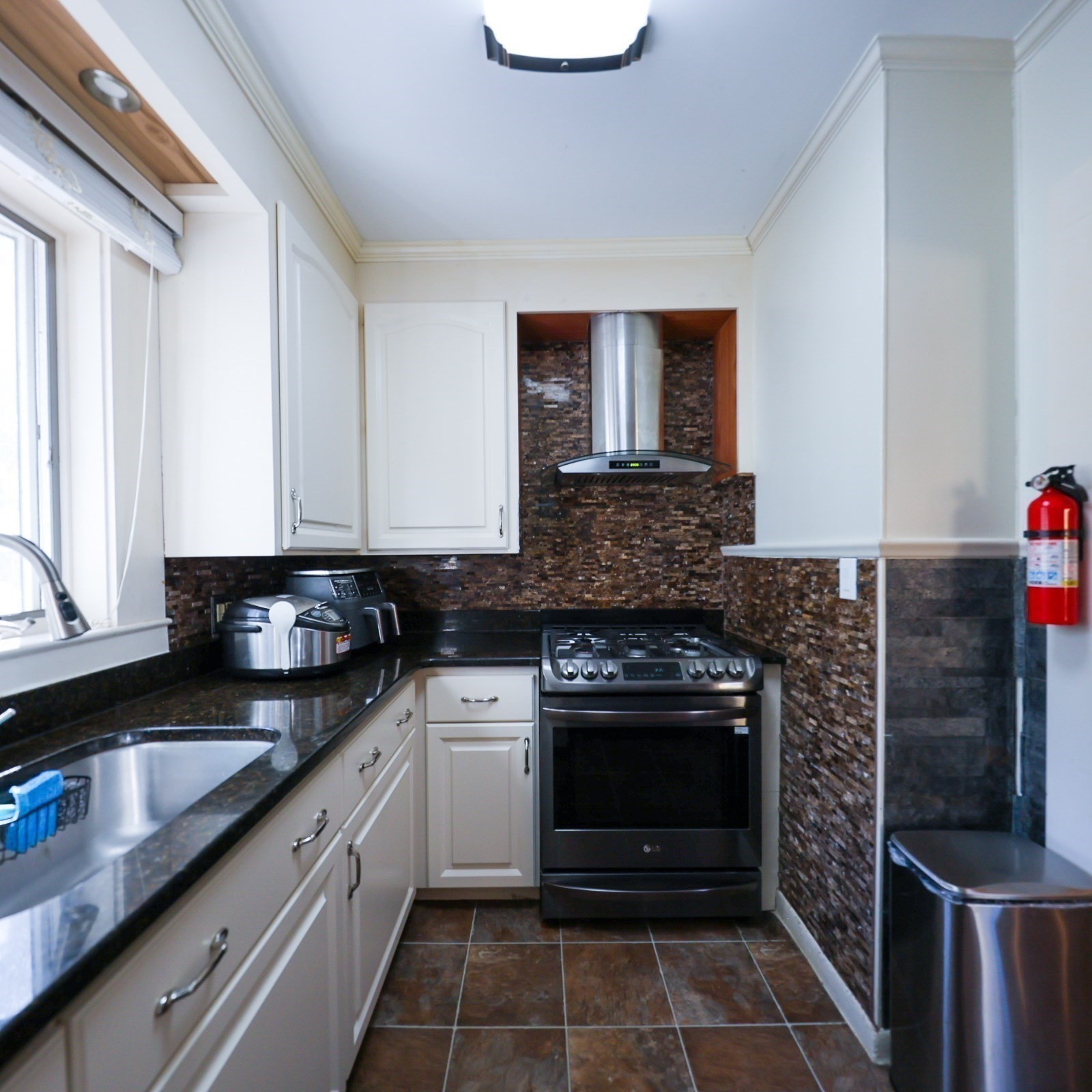374 Pine St Property Photo 14