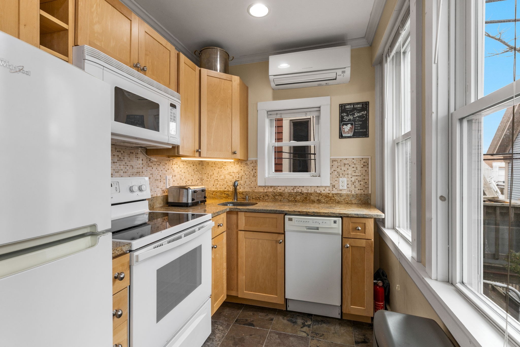 359 Commercial Street Unit A Property Photo 14