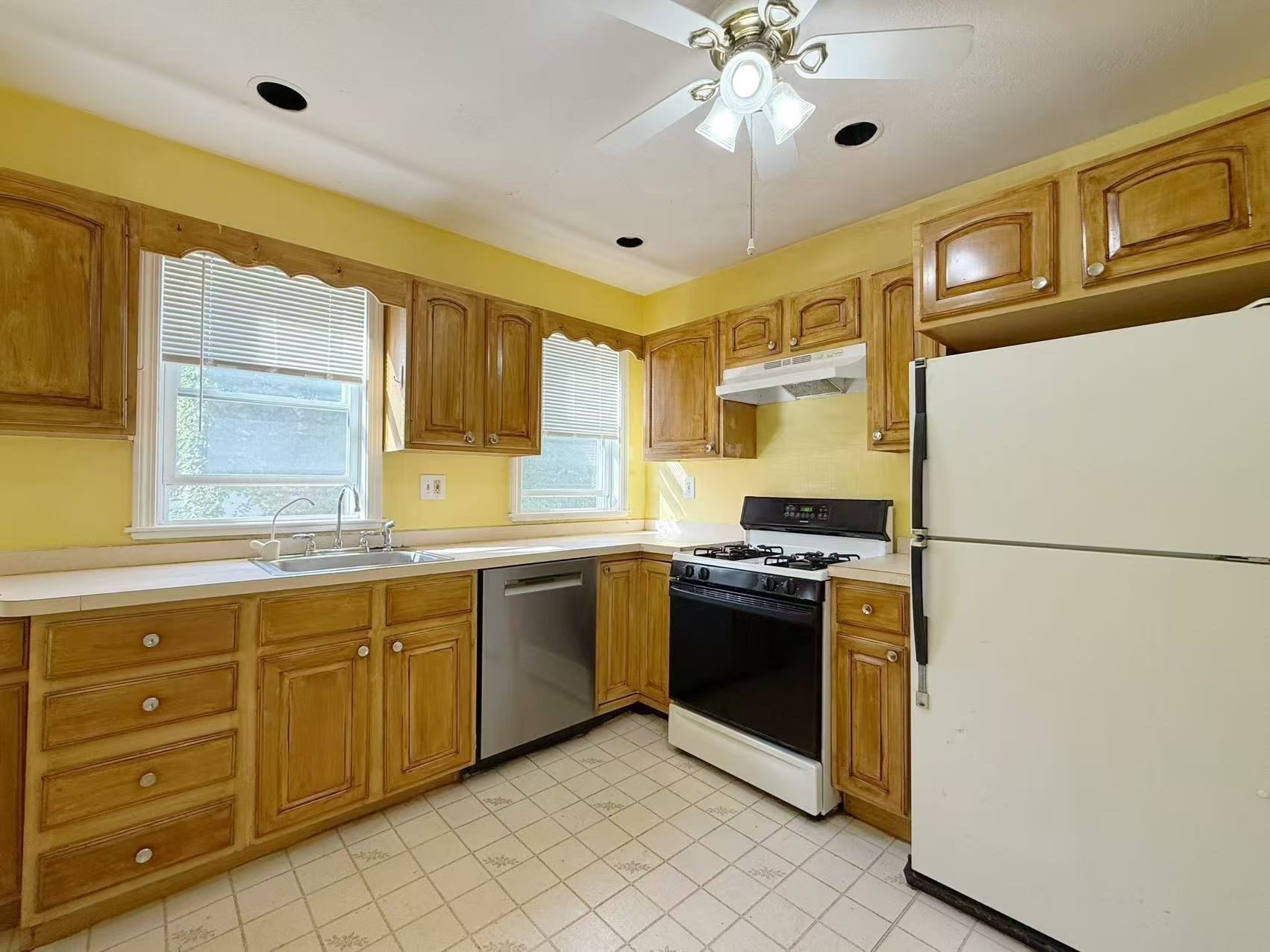 44 Jeanette Ave # 1 Property Photo 1