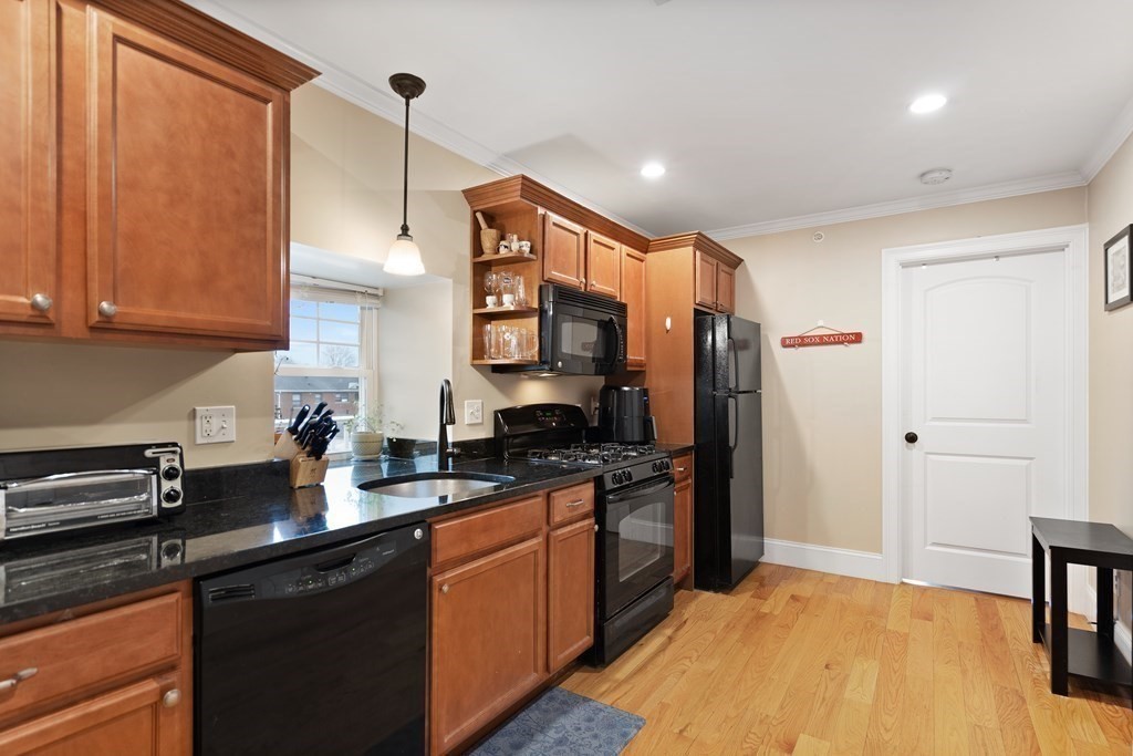75 Pine St # 31 Property Photo 6