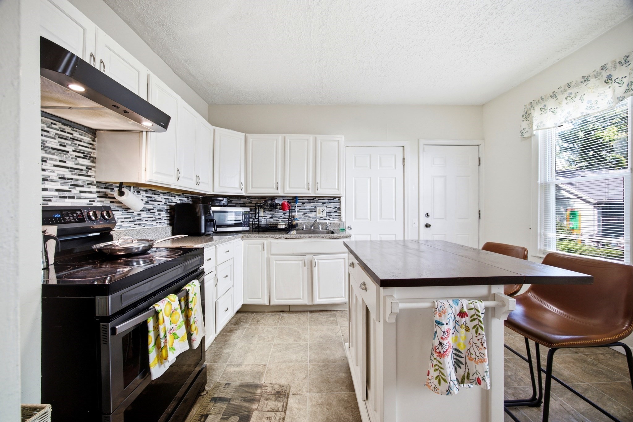 28 Lyndale St Property Photo 6