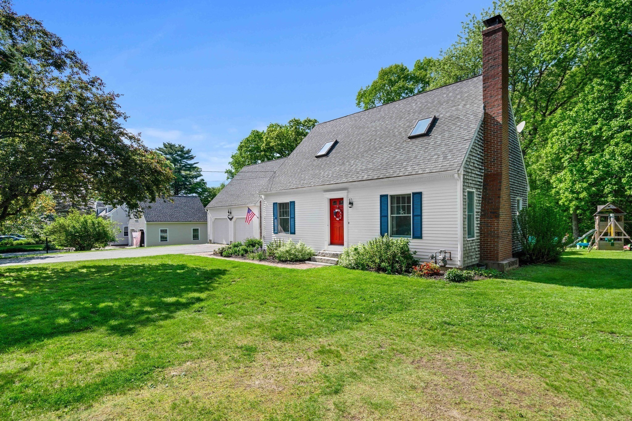 102 Elm St Property Photo 4