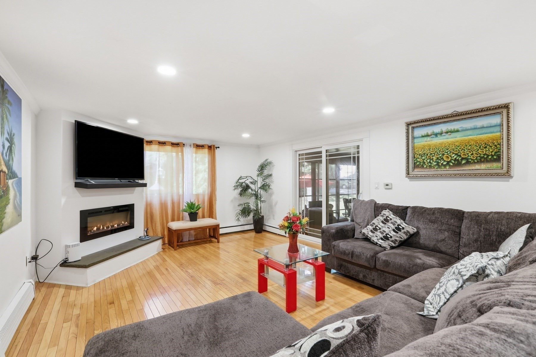 19 Capitol St Property Photo 8