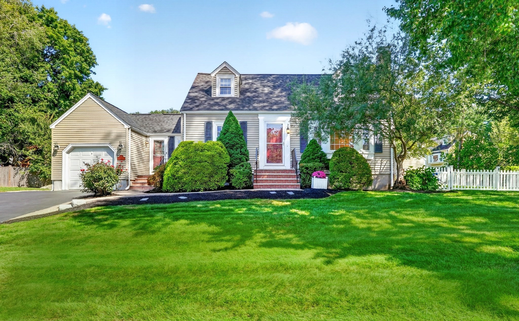 8 Sunnyfield Road Property Photo 1