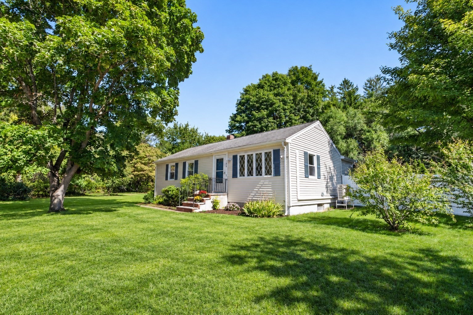 160 Farm St Property Photo 2