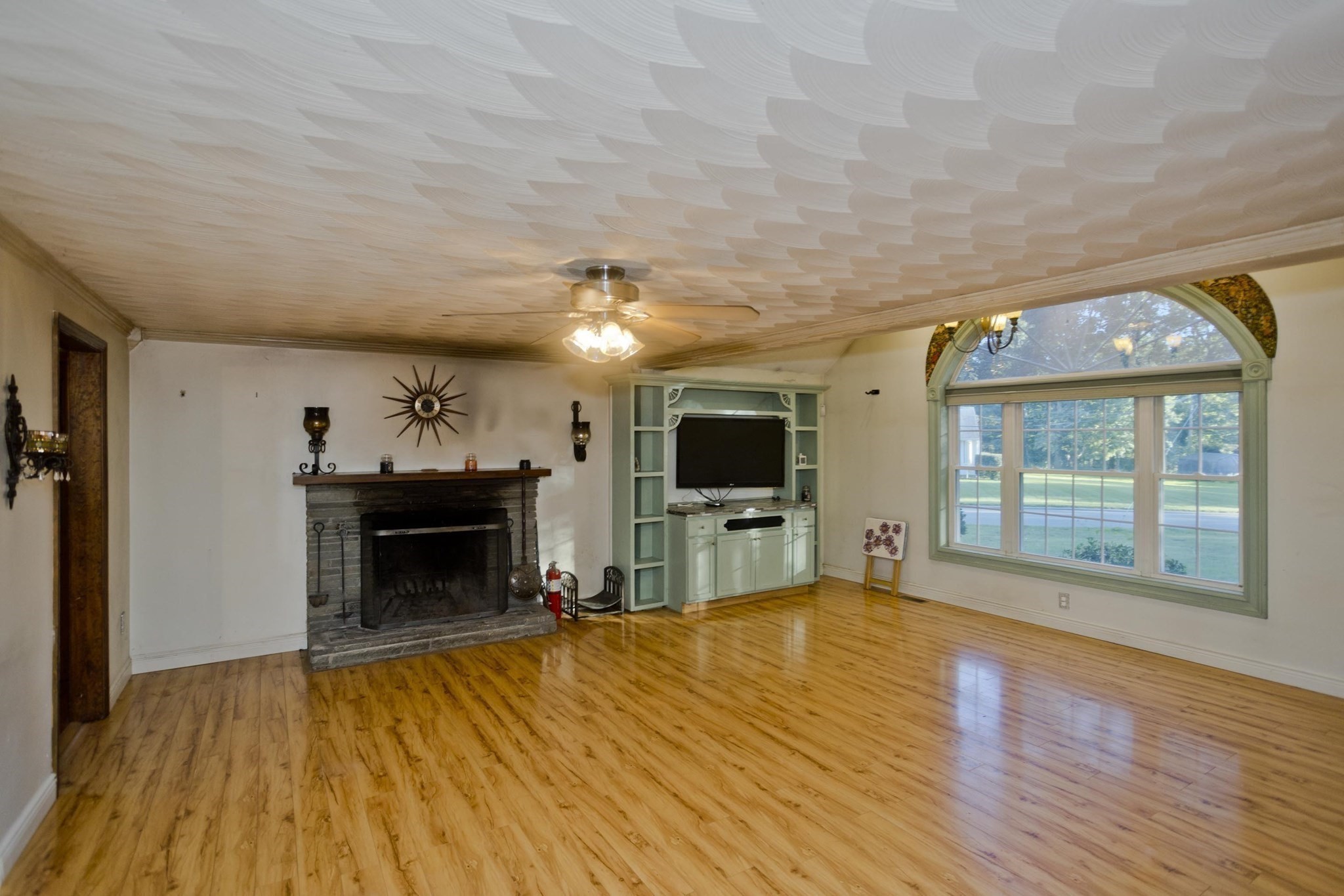 42 Glenn Dr Property Photo 6