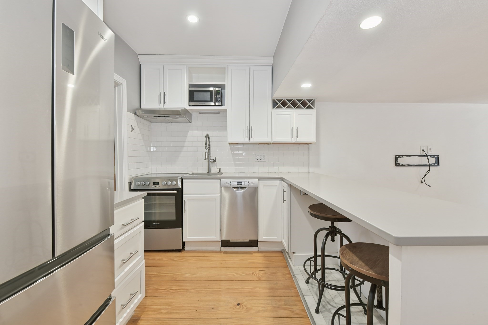 15 Saint George St # A Property Photo 2