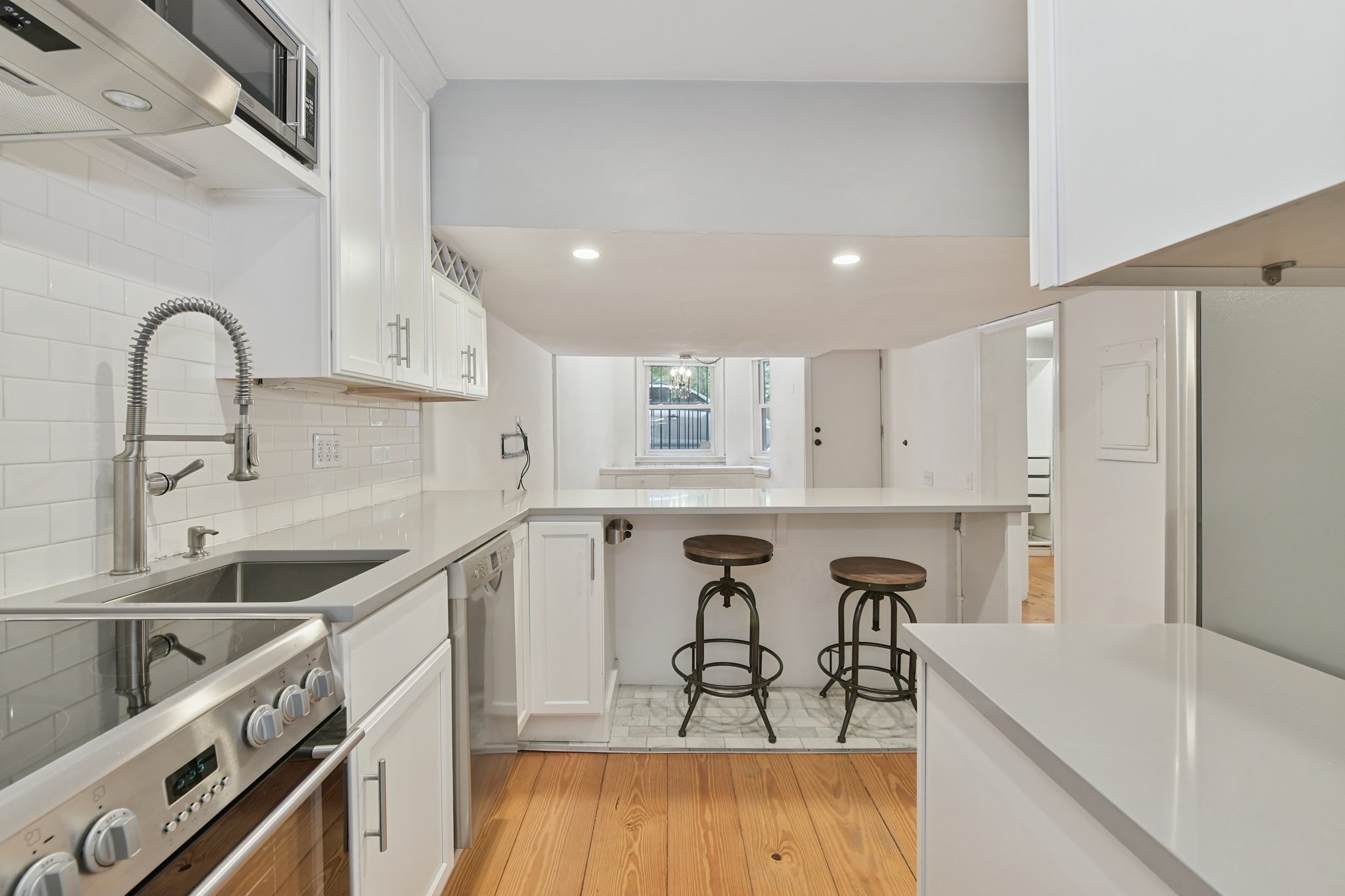 15 Saint George St # A Property Photo 3