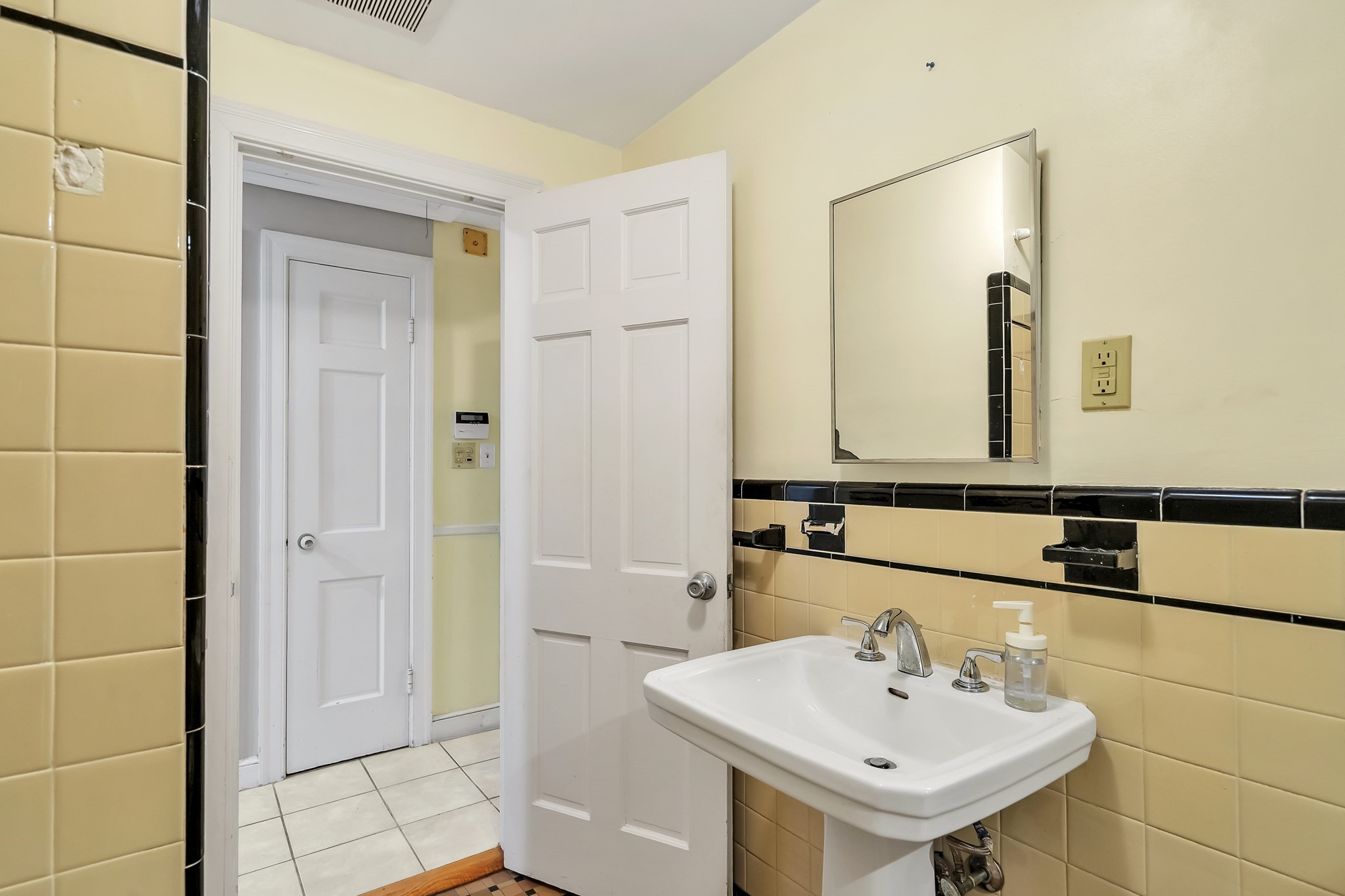 12 Watertown St Property Photo 18