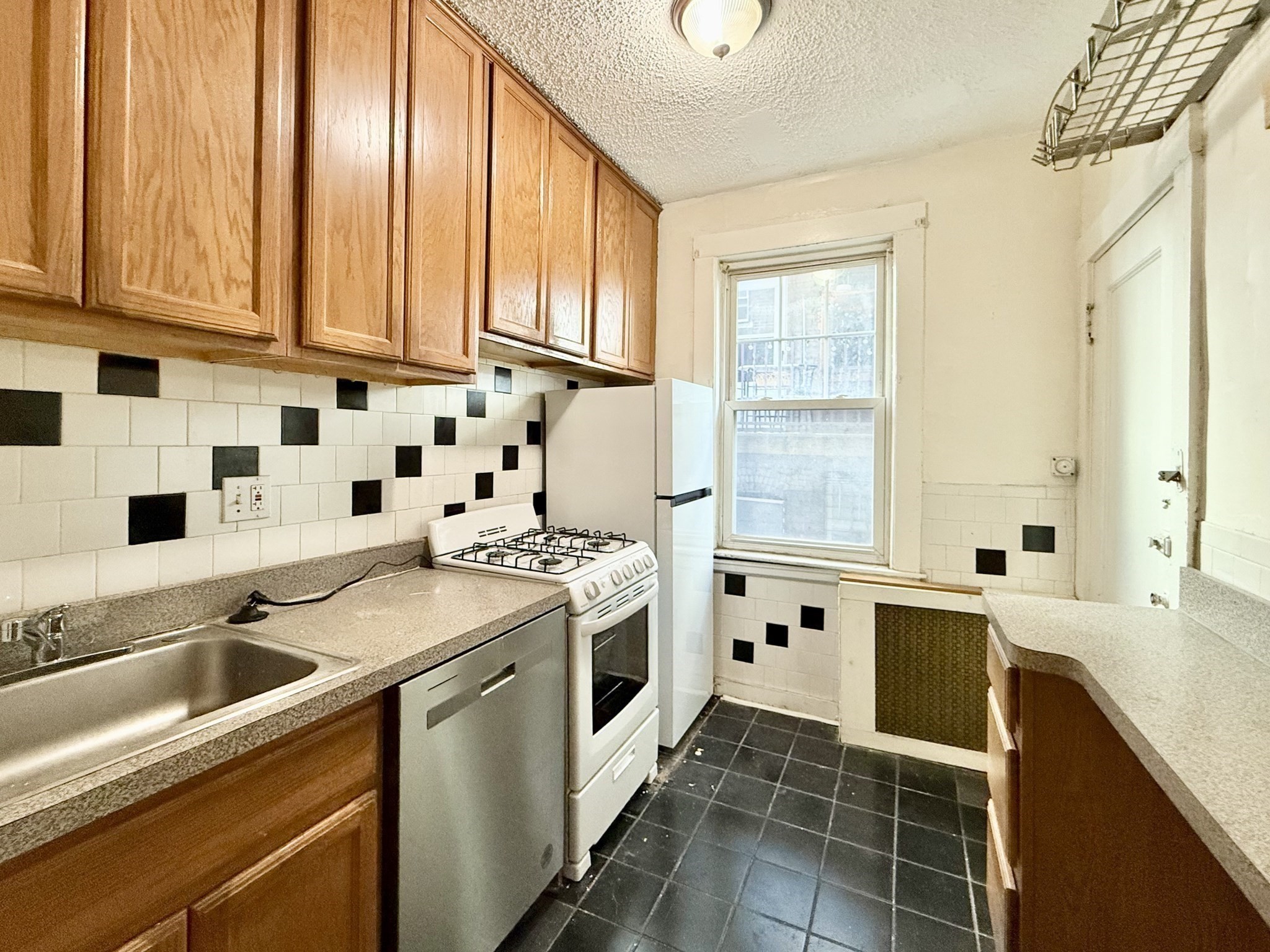 26 Chiswick Rd # 6 Property Photo 1