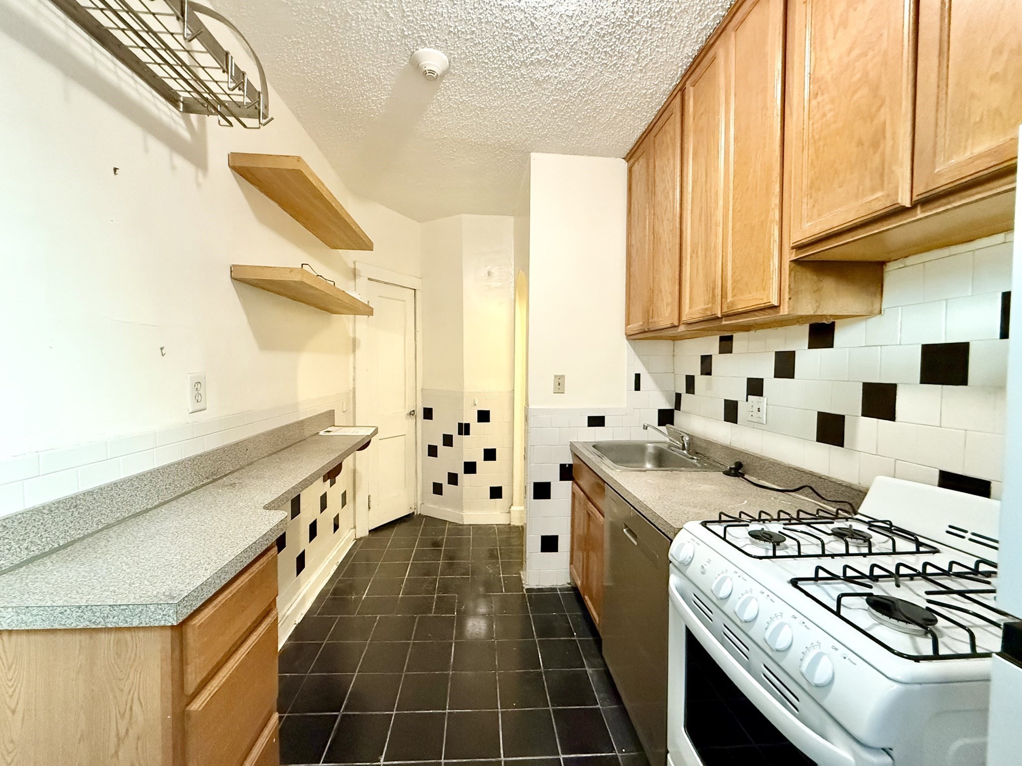 26 Chiswick Rd # 6 Property Photo 3