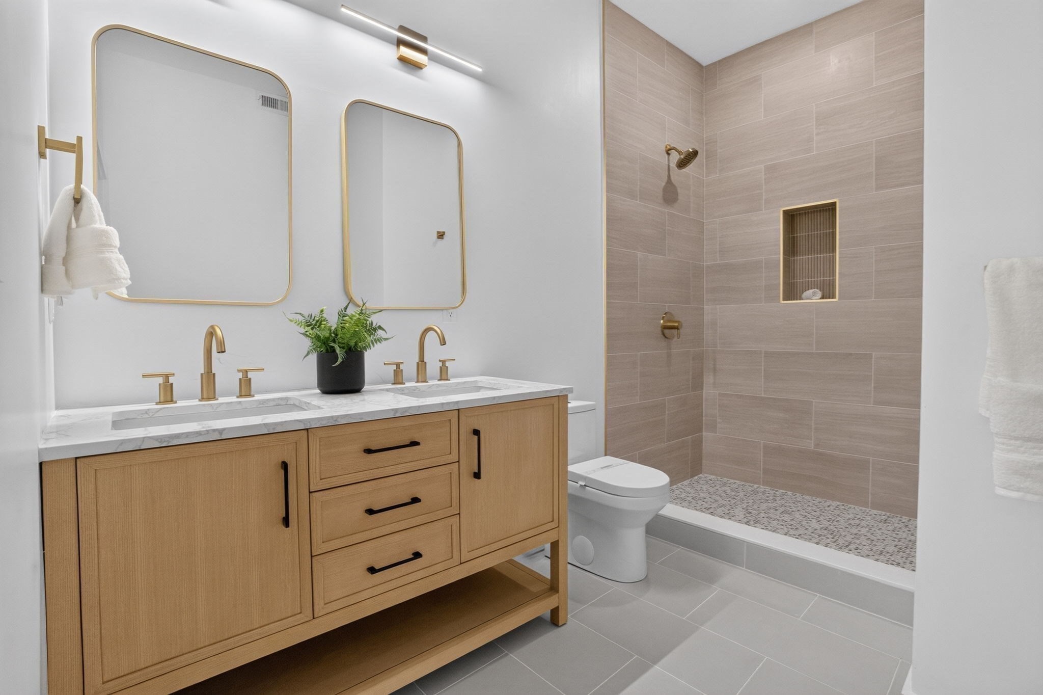 13 Clyde St # A Property Photo 10