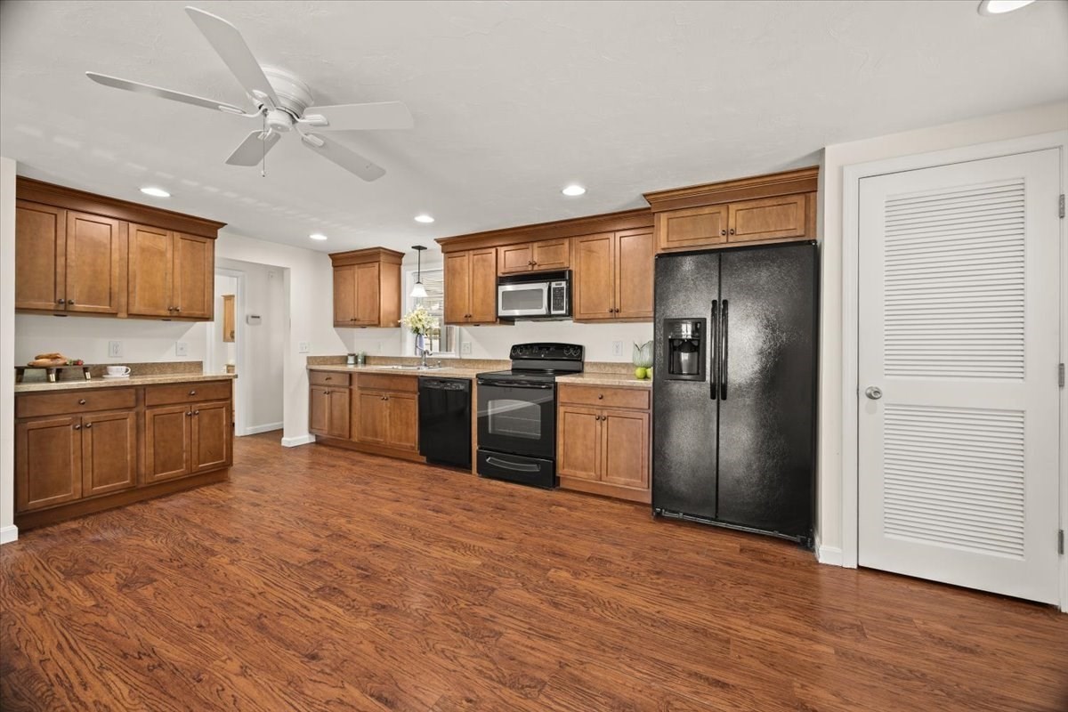 201 Tiffany St Property Photo 5