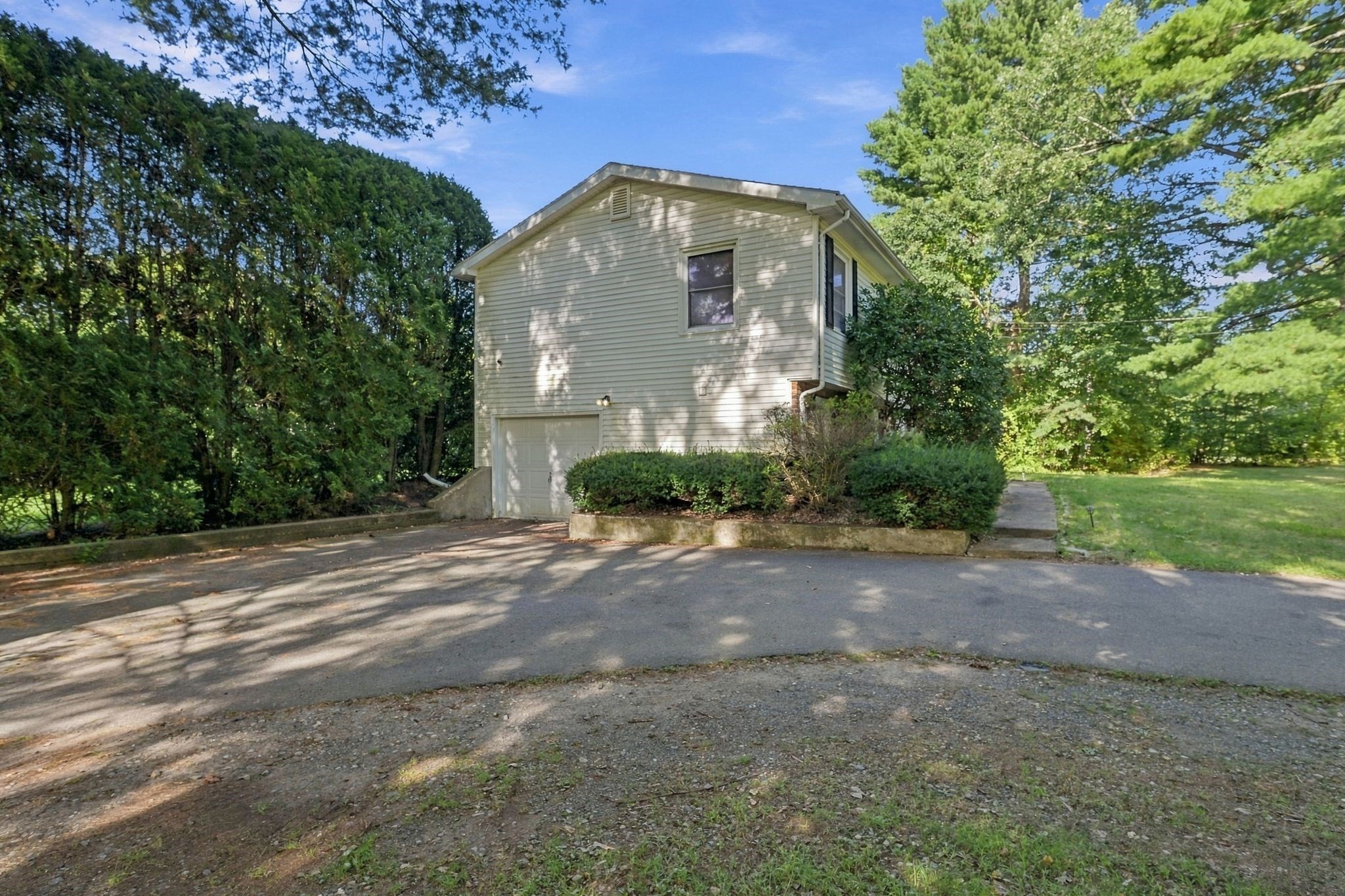 211 Allen St Property Photo 3