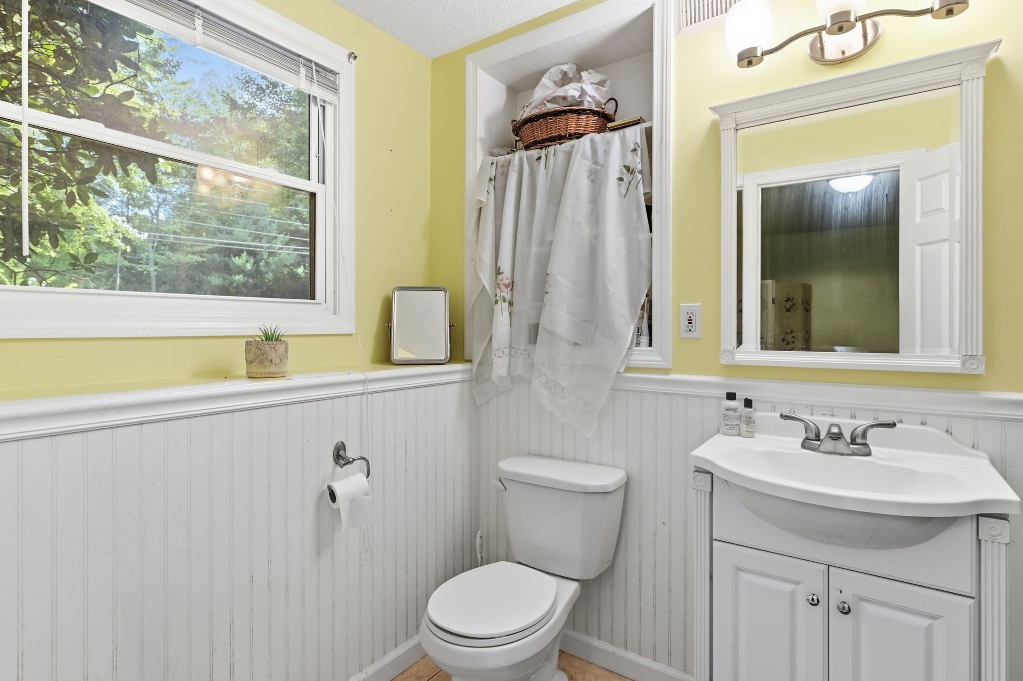 211 Allen St Property Photo 22