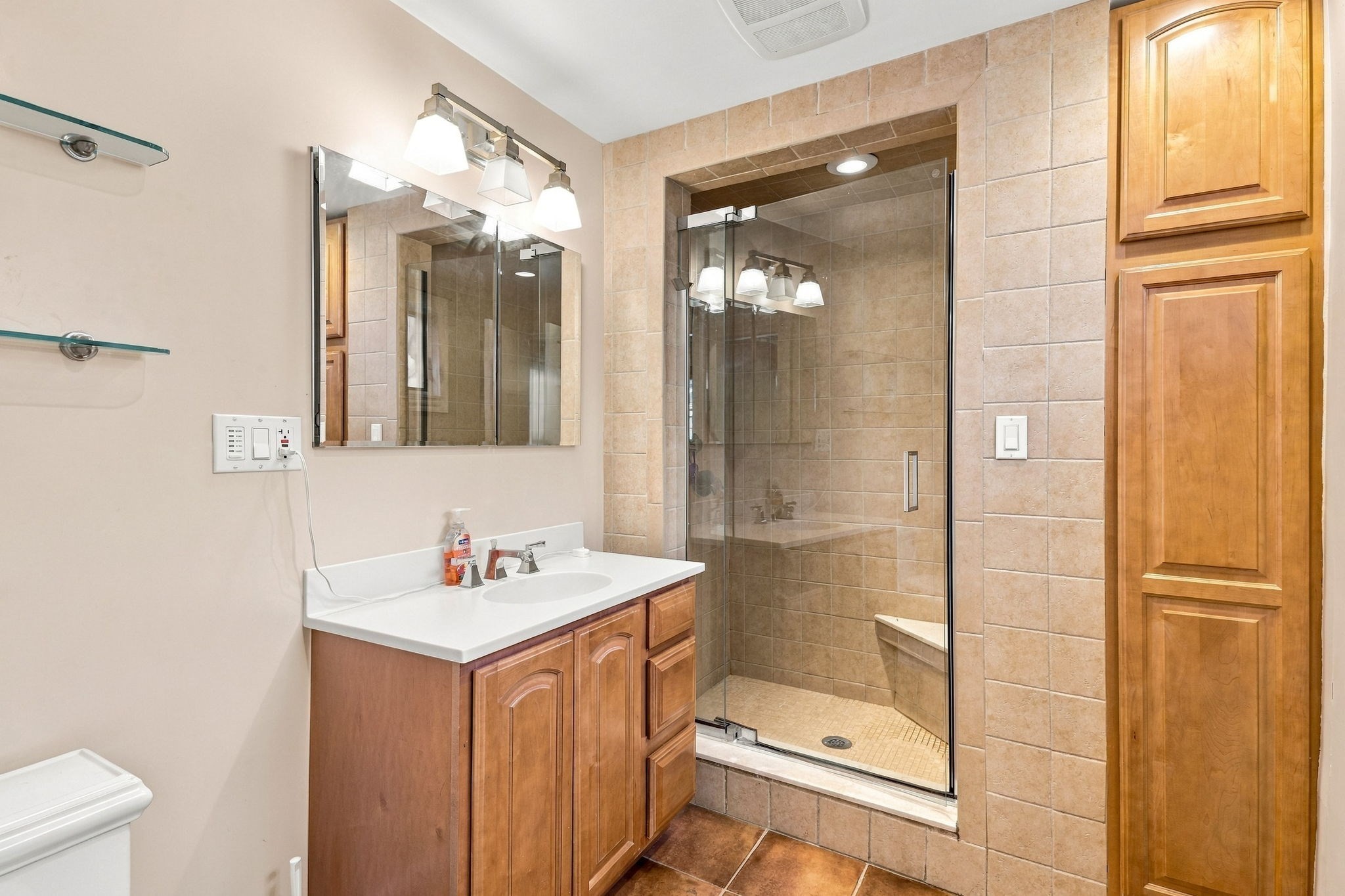 70 Hovey St Property Photo 8