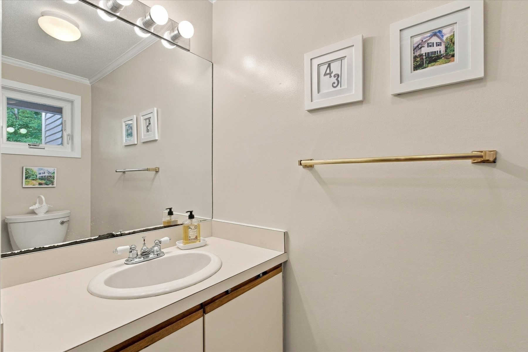53 Southpoint Dr # H Property Photo 4