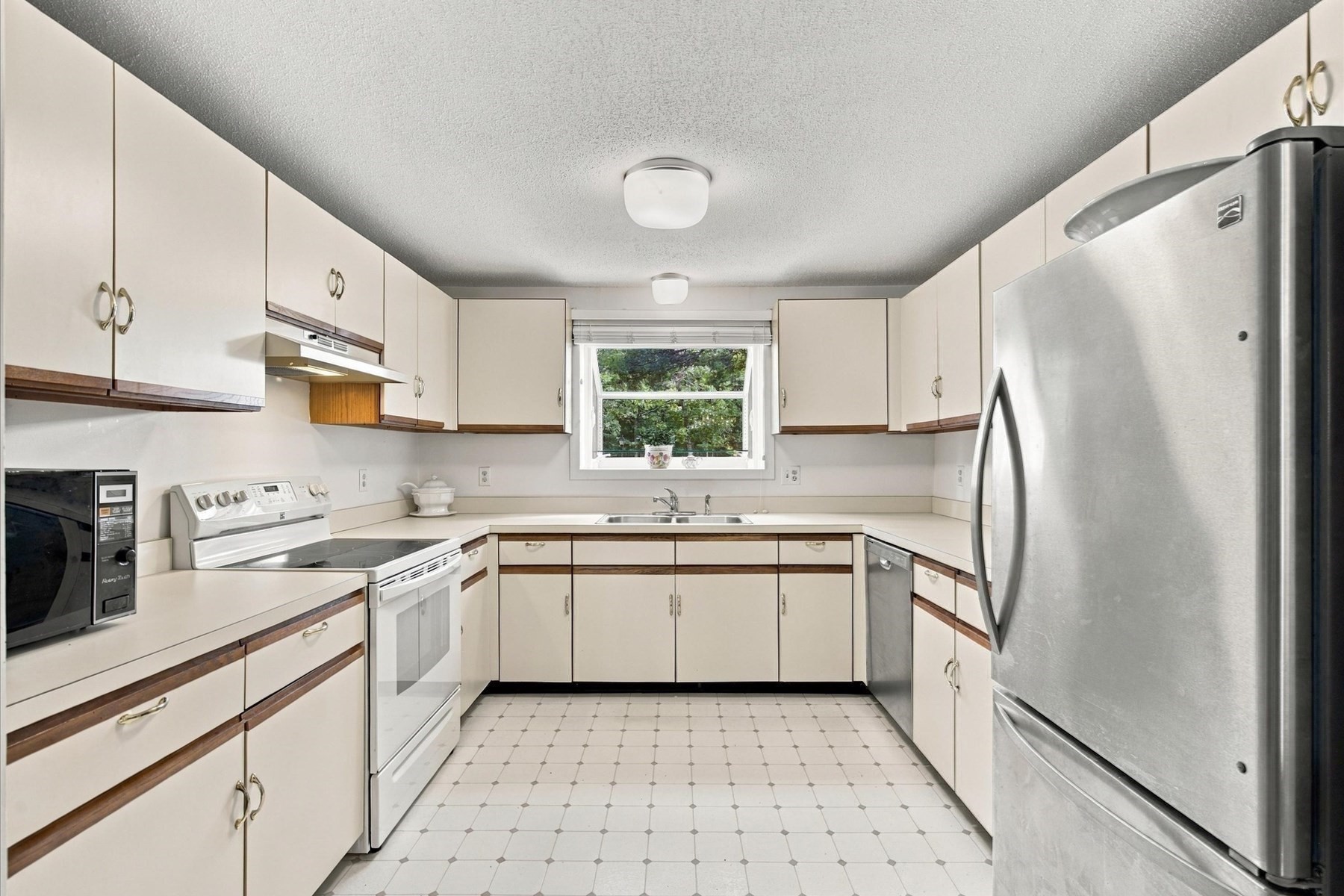 53 Southpoint Dr # H Property Photo 6