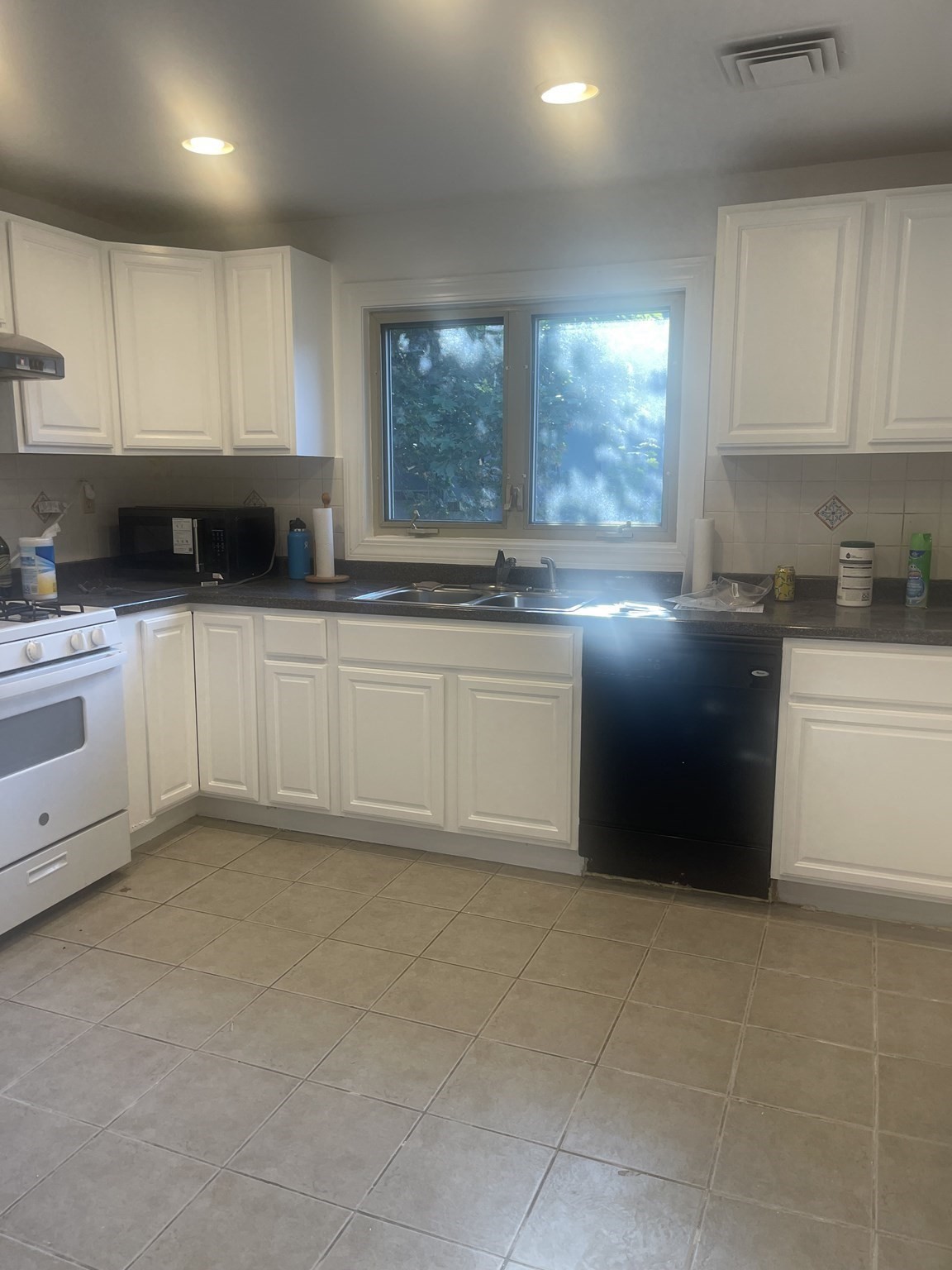 275 Tappan St Property Photo 6
