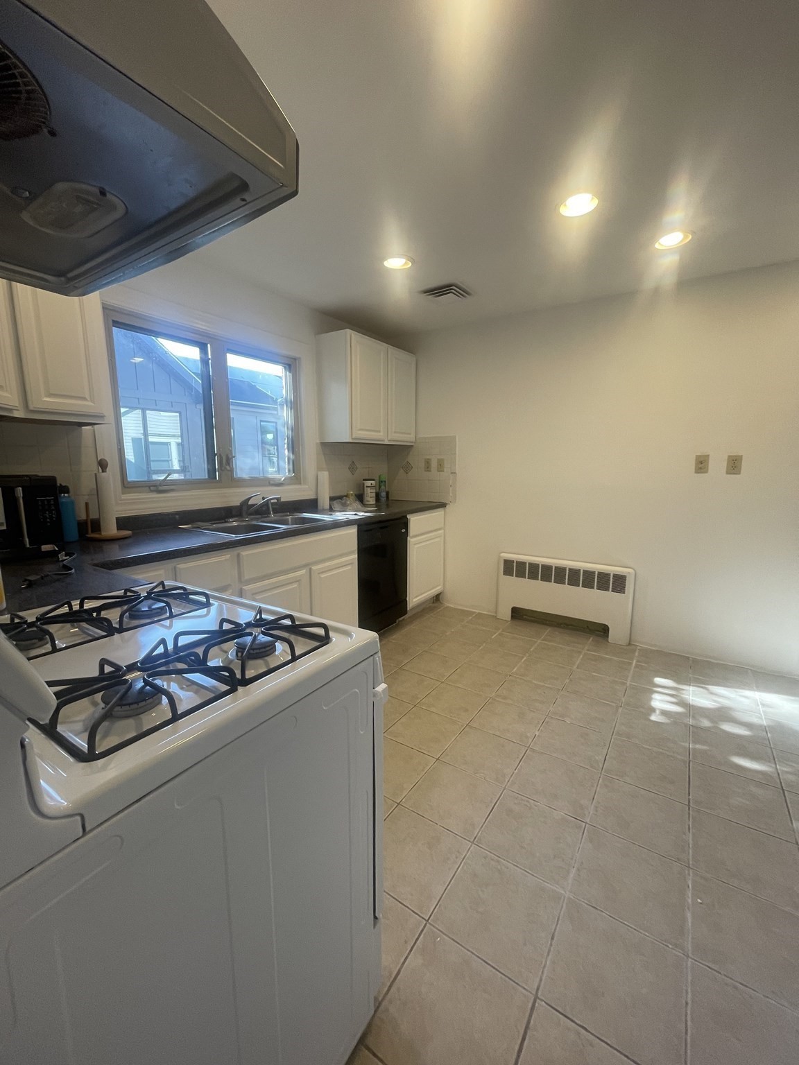 275 Tappan St Property Photo 7