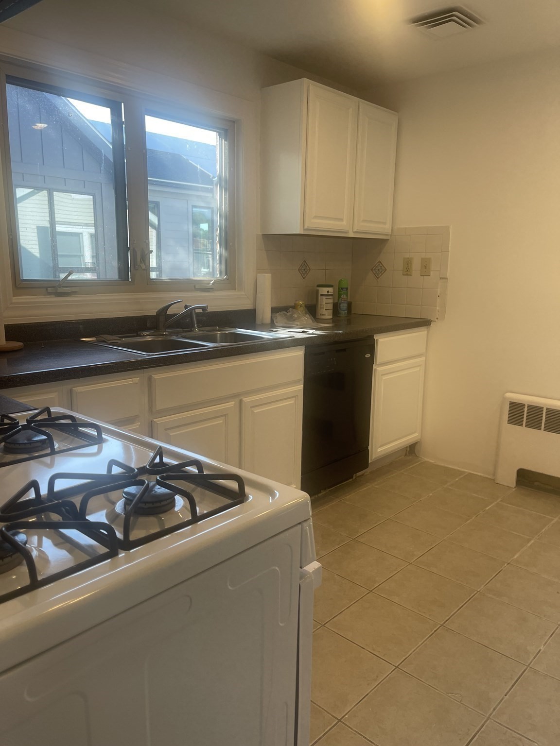 275 Tappan St Property Photo 8