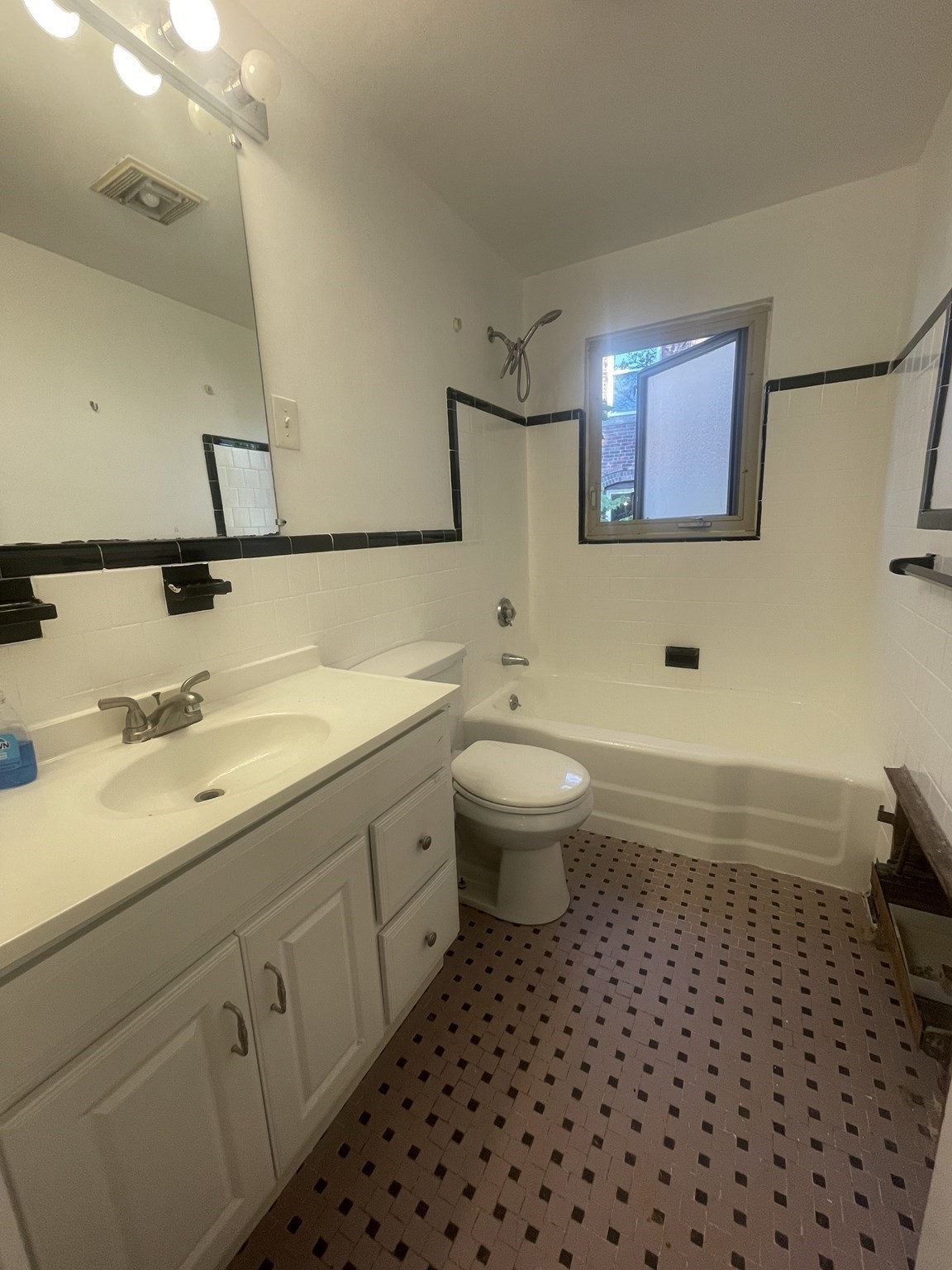 275 Tappan St Property Photo 12