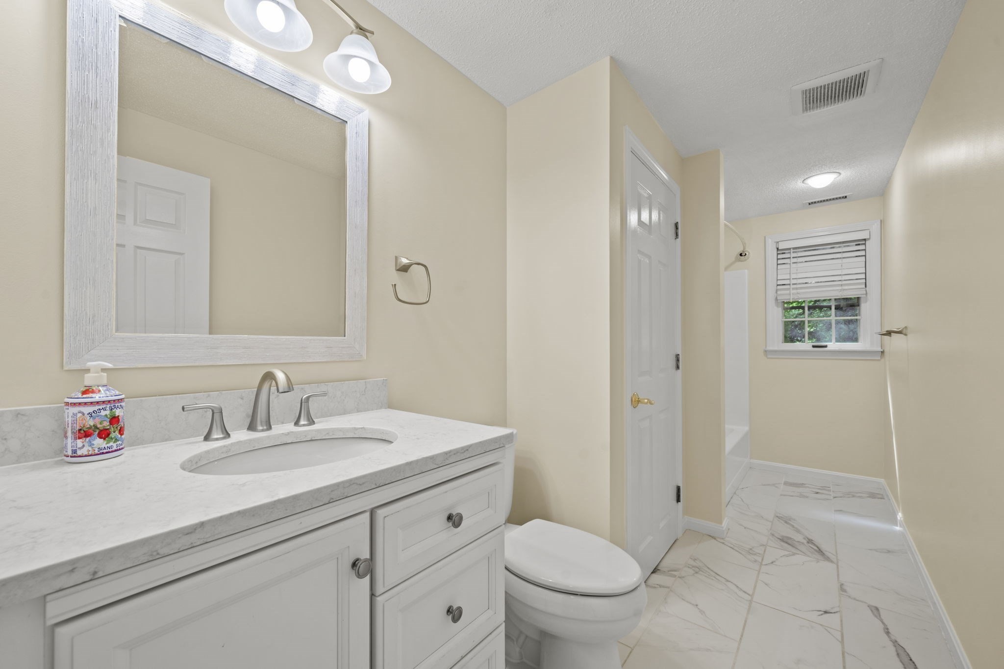 10 Oliver # C Property Photo 11