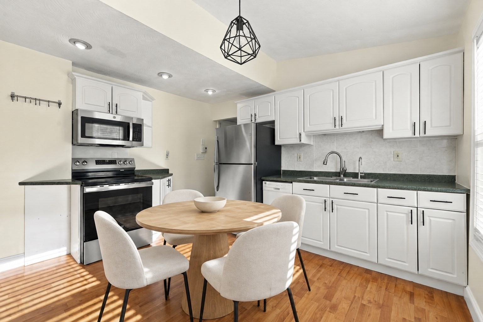 51 Albion St # B Property Photo 3