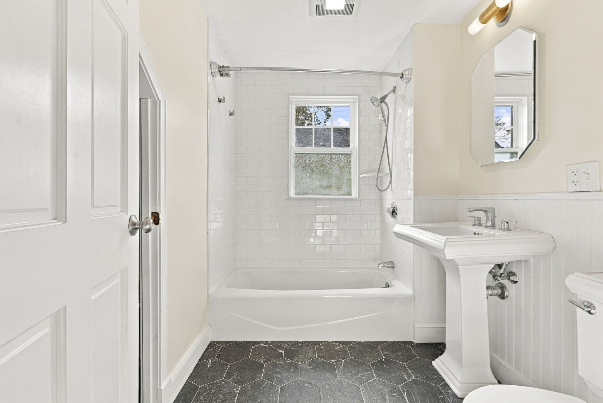 51 Albion St # B Property Photo 8