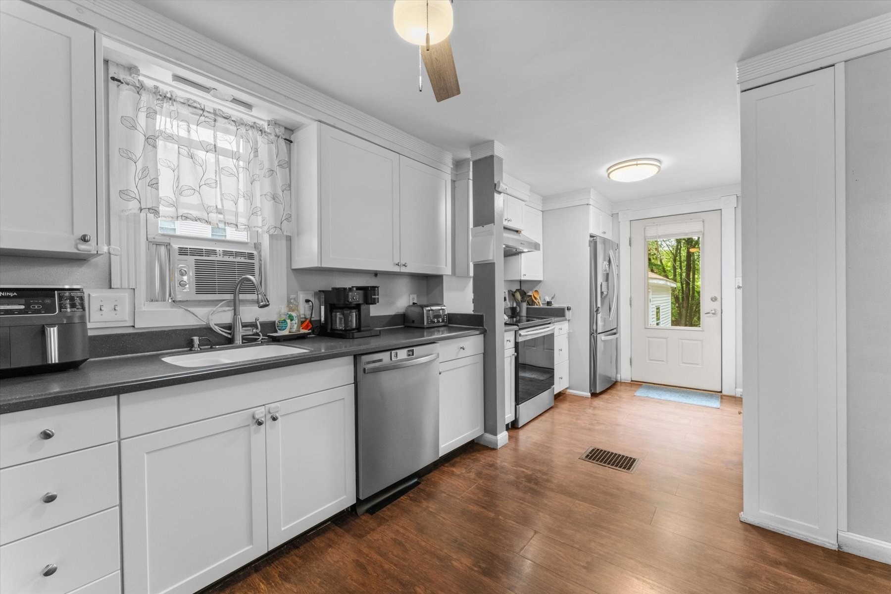 191 Pleasant St Property Photo 6