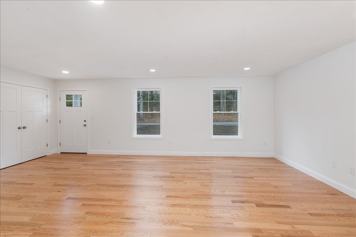1152 Bridge St Property Photo 4