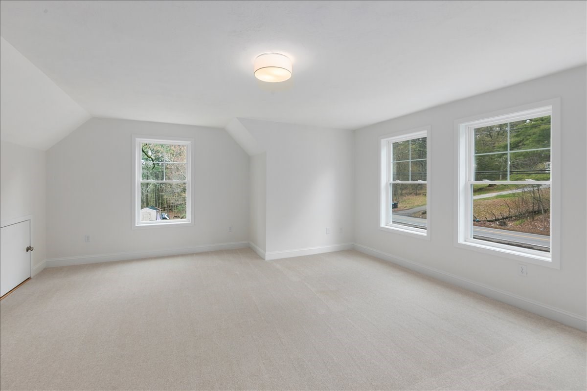 1152 Bridge St Property Photo 33