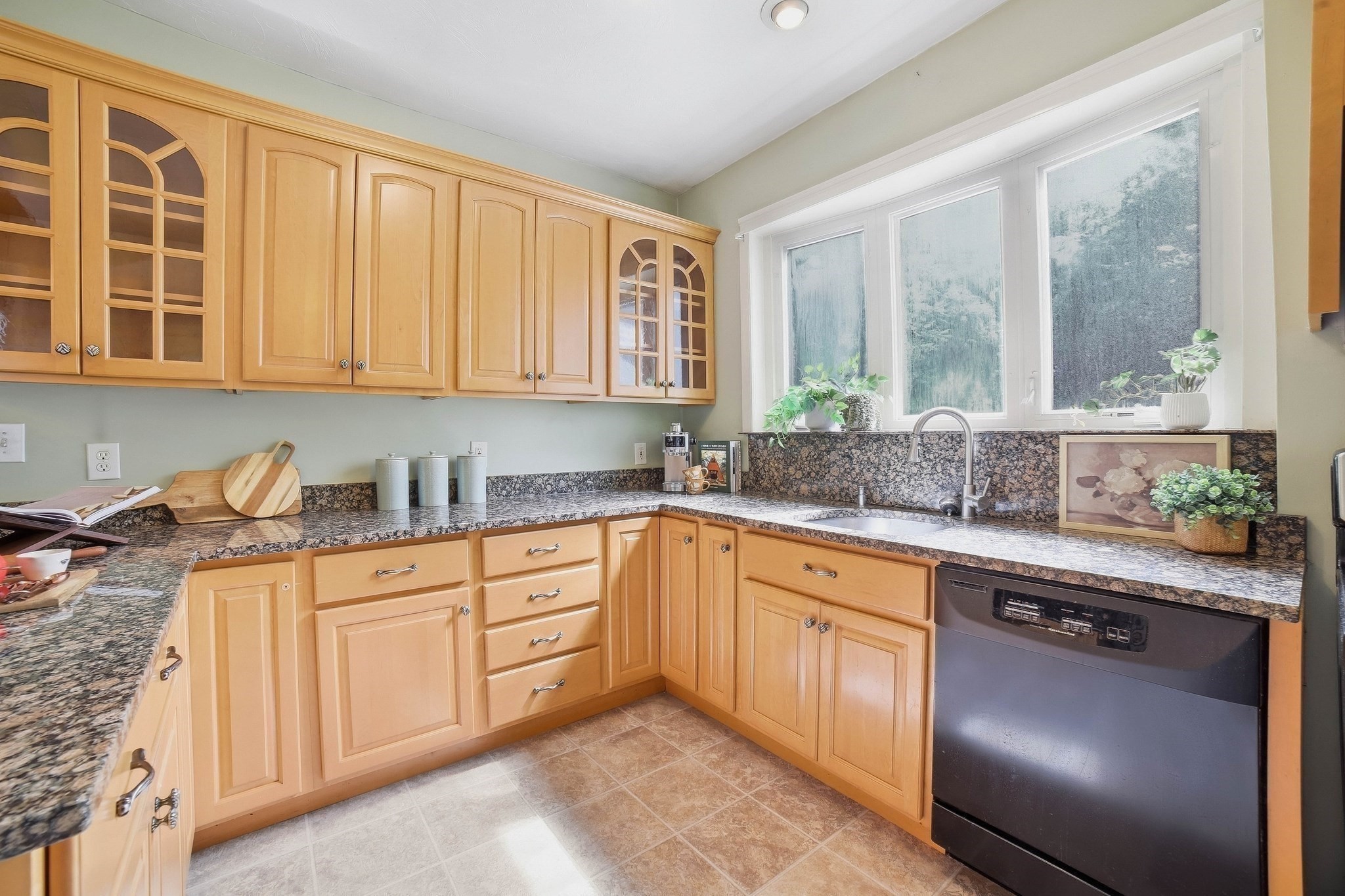 550 Sunderland Road Property Photo 8