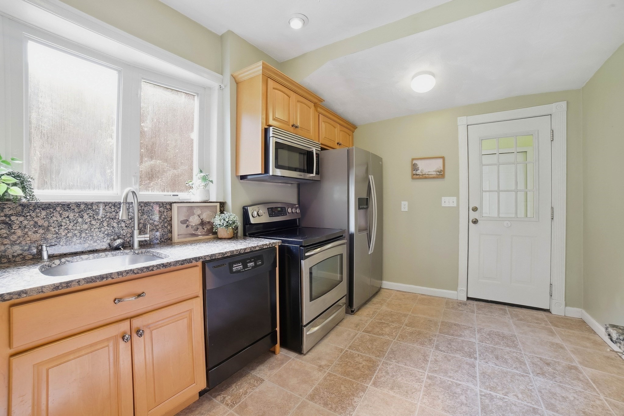 550 Sunderland Road Property Photo 9