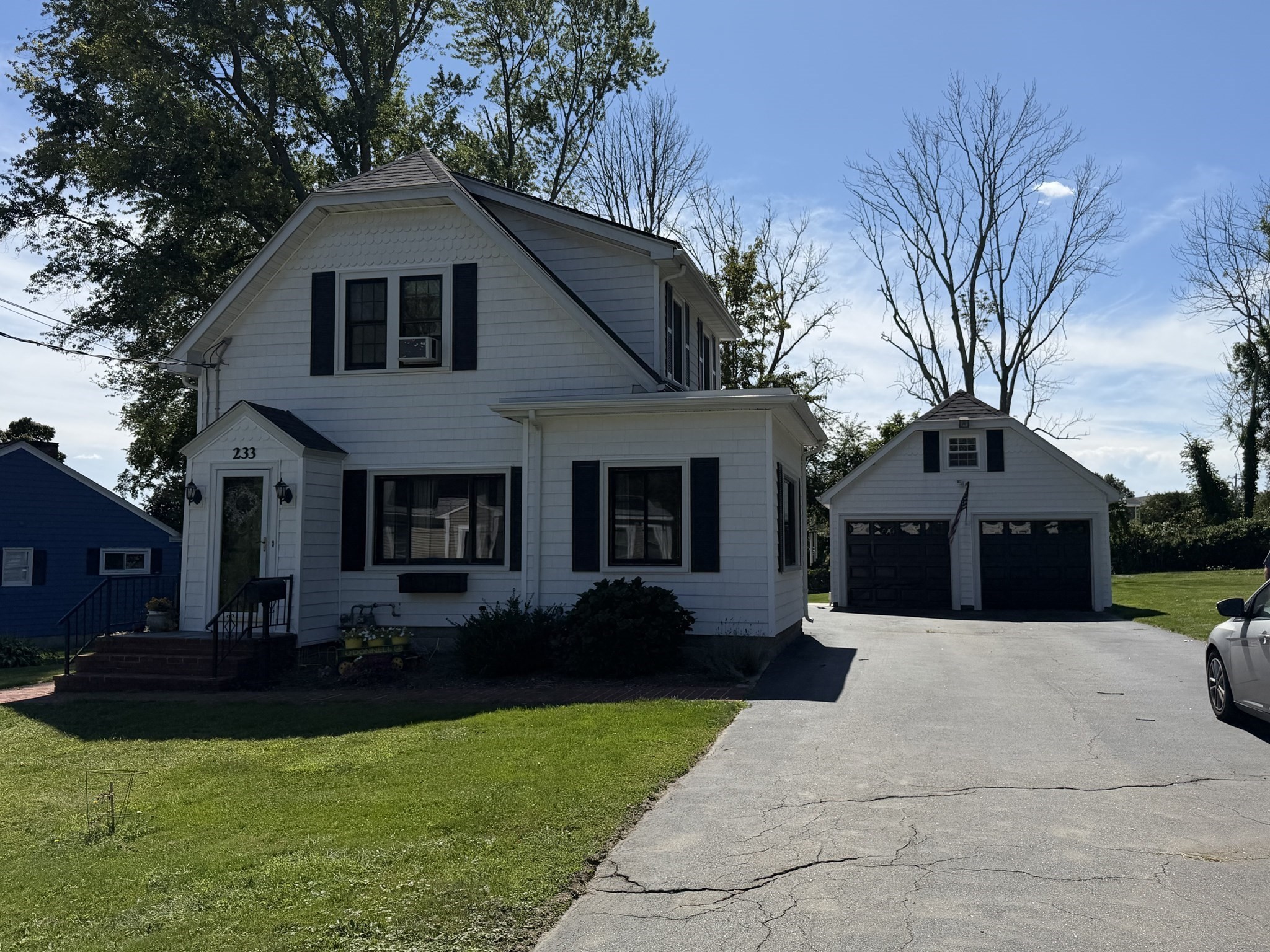 233 Gifford Ave Property Photo 2