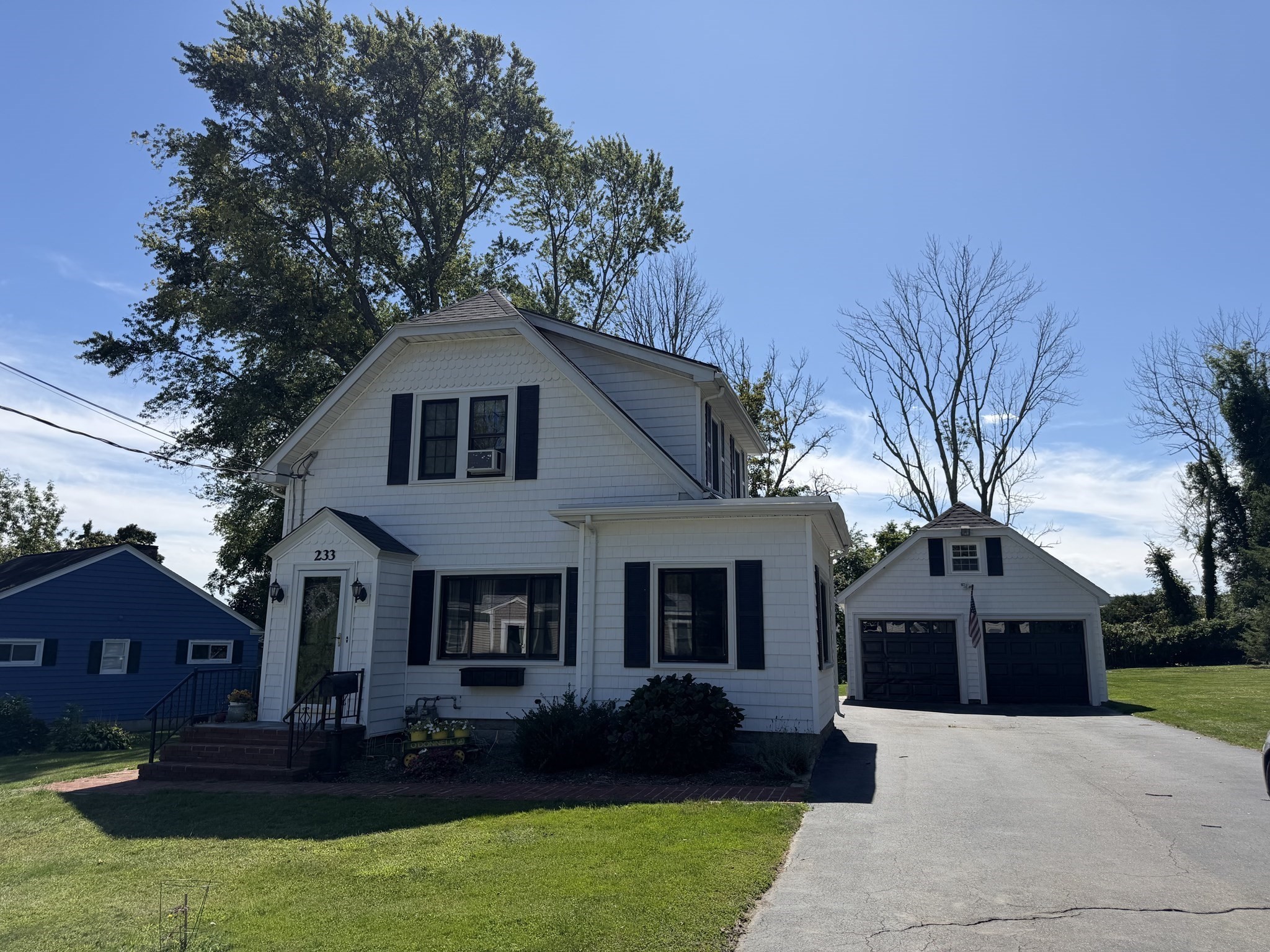 233 Gifford Ave Property Photo 4