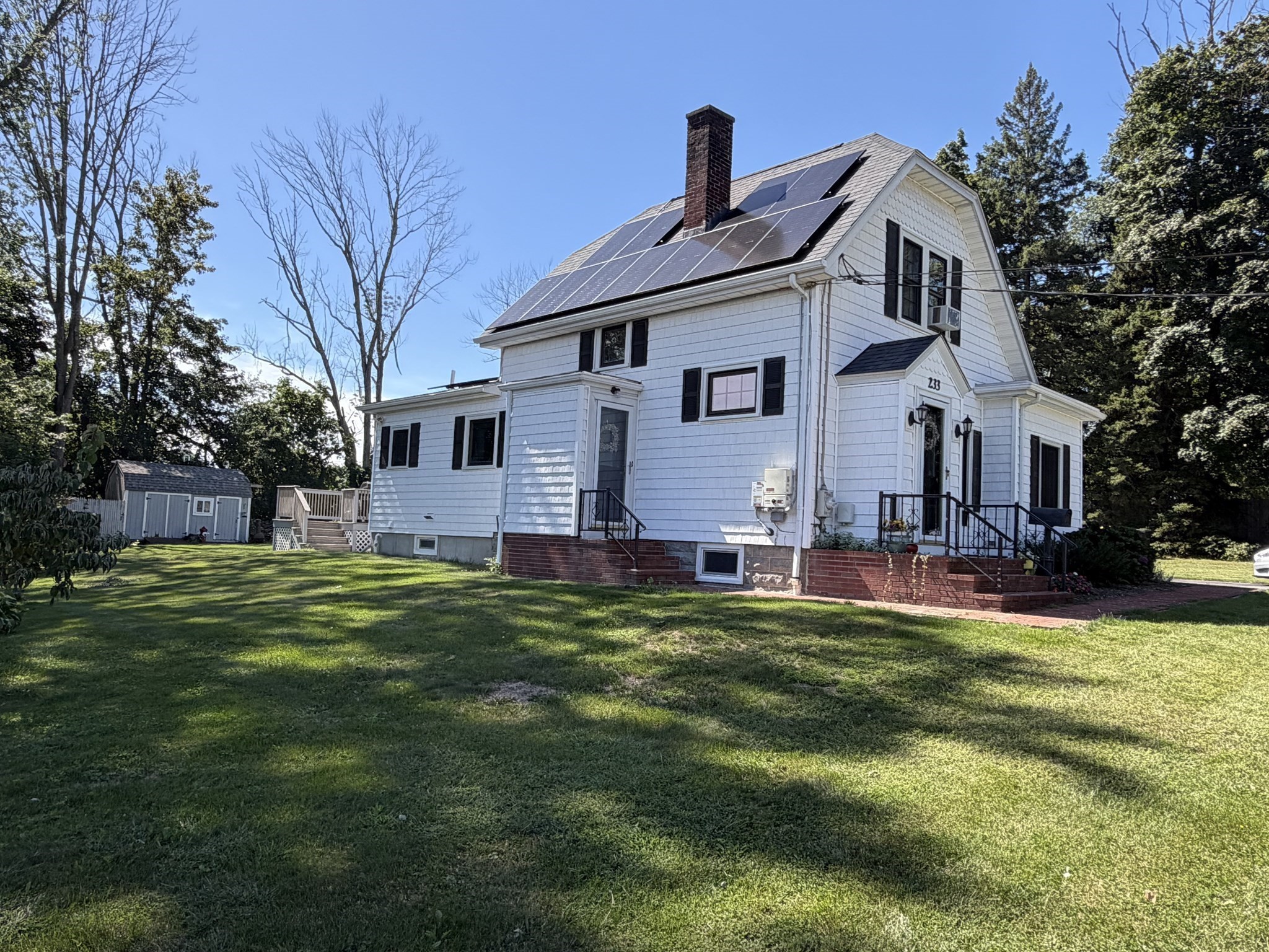 233 Gifford Ave Property Photo 5