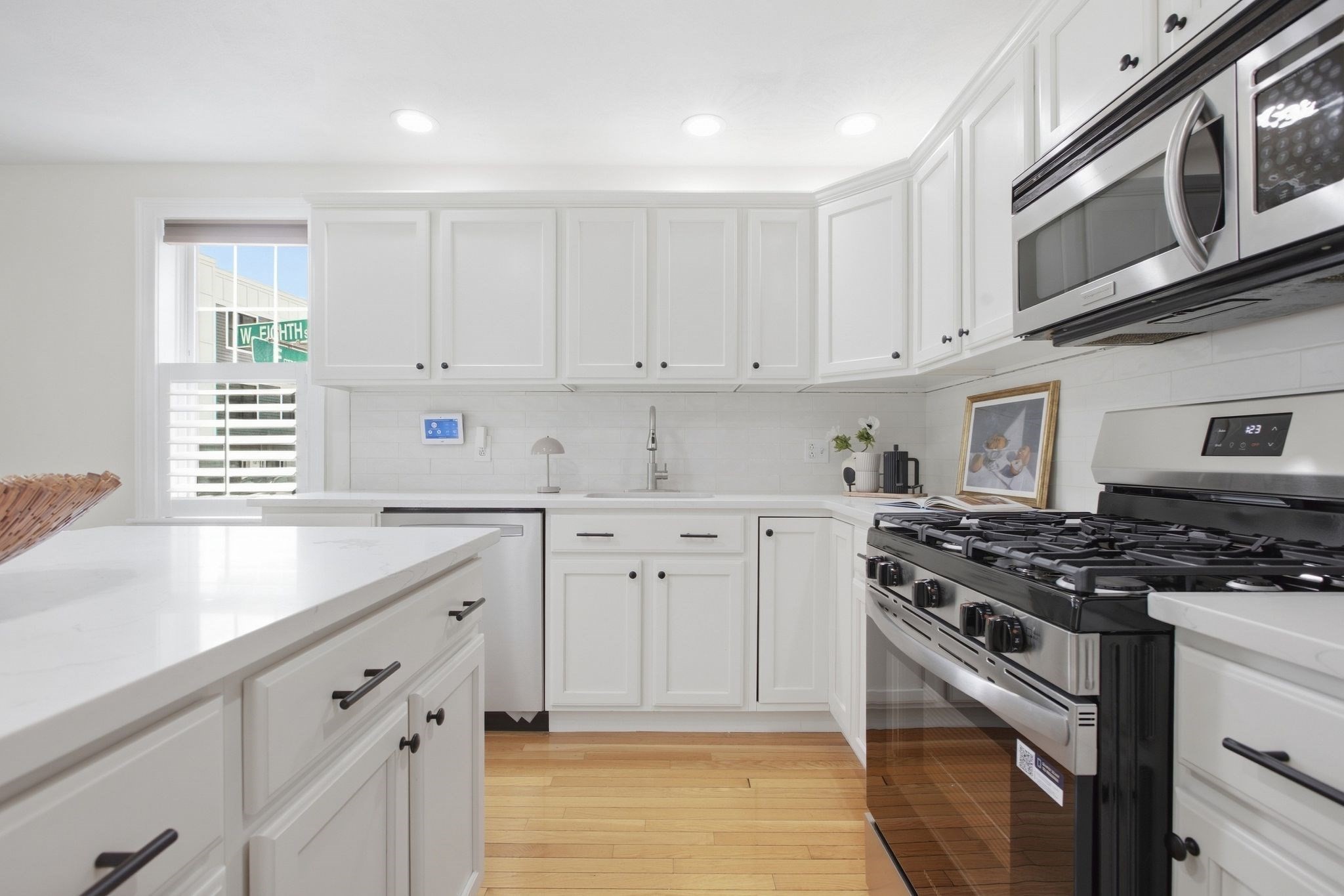 194 E St # A Property Photo 3